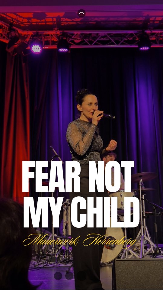 Remembering Last Last Last Friday Night...
FEAR NOT, MY CHILD
Ein besonderer Song für einen ganz besonderen Menschen, der an diesem Abend tatsächlich auch im Publikum saß.
Puh, doppelte Aufregung.
Doppelte Emotion.
Denn es geht in den Song darum, was von mir bleiben soll - wenn ich einmal nicht mehr da sein kann.
Was ist die Botschaft, die in den Herzen der Menschen weiterleben soll!?
Das habe ich mich gefragt. Und deshalb hat dieser Song extrem lange gebraucht, bis er fertig war. Manche schreiben sich schnell, dieser hier nicht.
Denn die Botschaft soll einfach sein, allumfassend, direkt, ehrlich und doch berührend.
Ich glaube, das hat sie geschafft.
An diesem Abend und auch sonst...
#liveinconcert #mauerwerk #michaelakuti #martinjohnson #herrenberg