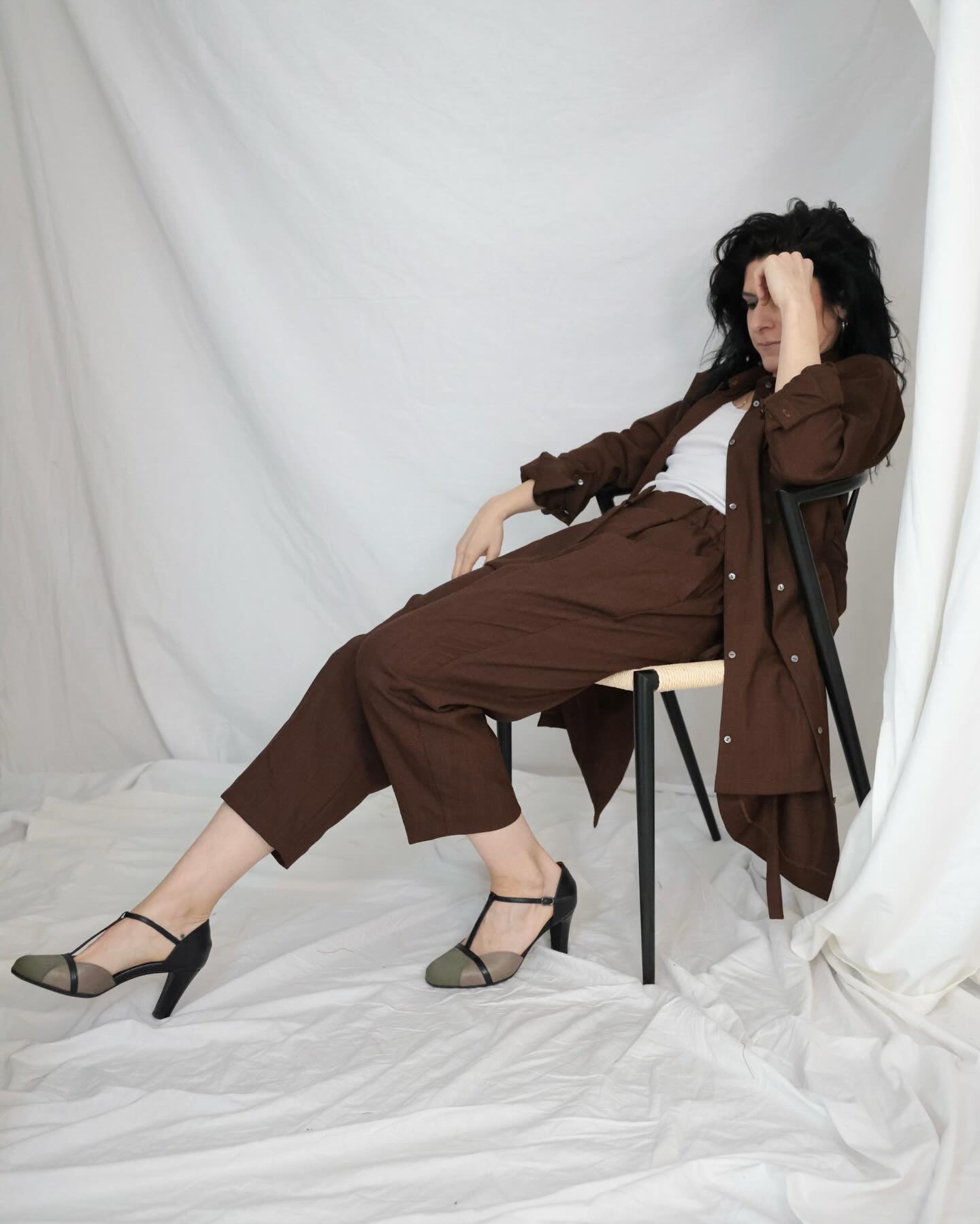 Da solo o in completo 2 e 3 pezzi, è la forma di pantaloni che più avete amato in questo terzo tempo dell’anno.
I Venafro, ancora loro, ancora una volta i vostri preferiti nelle prenotazioni arrivate e che avremo tra le mani prossime settimane.
Lo so che anche tu li hai nel tuo armadio filotrama, lo so….dimmi che non ho ragione?!
E’ la forma con cui ci conosciamo, davvero, grazie ai VENAFRO ho conosciuto tutte voi o quasi!
E sì perché il primo capo filotrama che scegliete è sempre , o quasi, lui.
Se penso che con loro abbiamo iniziato a proporci in giro, loro e pochi altri modelli, ora siamo a più di 30 forme che si abbracciano a vestire le vostre giornate, e loro non passano mai, non invecchiano mai, grazie a voi sono diventati fuori da qualsiasi tempo, stagione, età.
Negli anni qualche modello si è fermato per un po’, qualche proporzione è stata sostituita, come’ è naturale che sia, e poi ci sono loro….che restano la vostra certezza, il vostro pantalone formale, il vostro pantalone comfort, il vostro pantalone da viaggio, da ufficio, da matrimonio.
Da completo, è la linea di pantaloni che più scegliete in completo.
A quanti tessuti ha dato vita?! Non ne ho memoria, sarebbe impossibile!
Nel tuo armadio manca? E allora te lo racconto un po’, poi se vieni agli appuntamenti di Roma o Bologna di Aprile te li faccio provare, ti si attaccheranno addosso e non vorrete più lasciarvi!
Volume baggy, gamba morbida ma no troppo, vita elastica ta per maggiore comfort, pieghe sul davanti a disegnare, tasche in cucitura sul davanti, a toppa sul dietro, lunghezza alla caviglia, finitura al fondo per portarli risvoltati.
E, come per tutti i modelli fuori da tempo, parte da taglie standard ma si adatta a te per lunghezza o si ri-modella sulle tue forme con il personalizzato.
Lo trovi online in diversi tessuti, oppure scrivimi in privato per vedere altre proposte e per saperne di più!