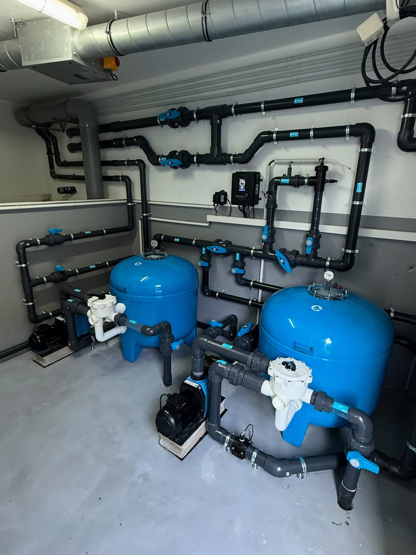 💦 Transformation complète d’un local technique piscine
Derrière chaque eau parfaitement maîtrisée, il y a une hydraulique pensée avec précision.
▪️ Circulation optimisée
▪️ Lecture claire du réseau
▪️ Matériel sélectionné pour sa fiabilité
▪️ Finition propre et durable
👉 Une installation conçue pour durer, performante et parfaitement maîtrisée.
Rénovation réalisé en collaboration avec @bleupoolgrimaud
—
Azur’o Piscine, on s’occupe de votre tranquillité
#piscine #filtration #hydraulique #renovation #pooltech #hautdegamme