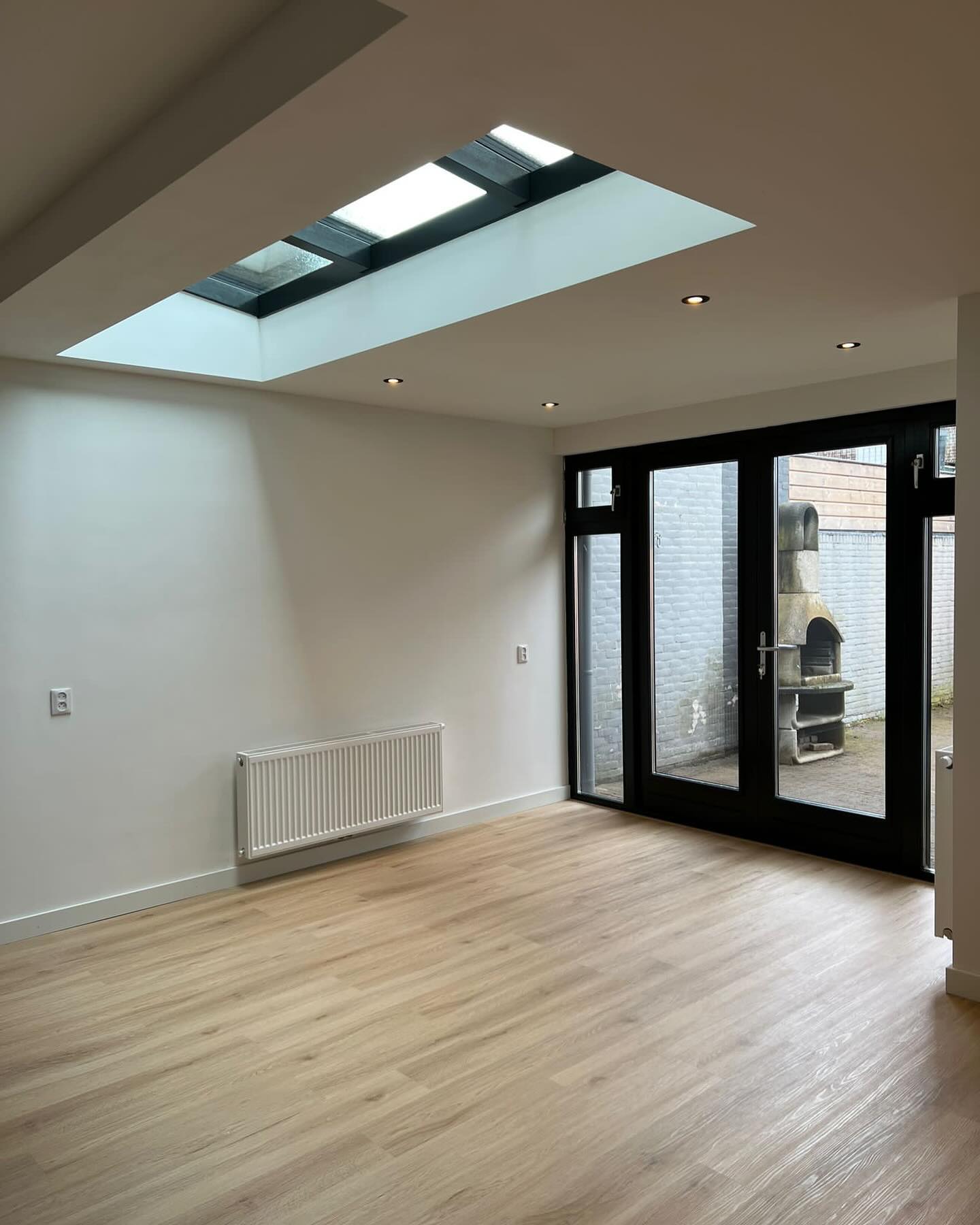 Aanbouw | Haarlem
Dit project hebben we afgerond voor een zeer tevreden klant! De woning is voorzien van een aanbouw, achterpui en een grote lichtstraat.🔆