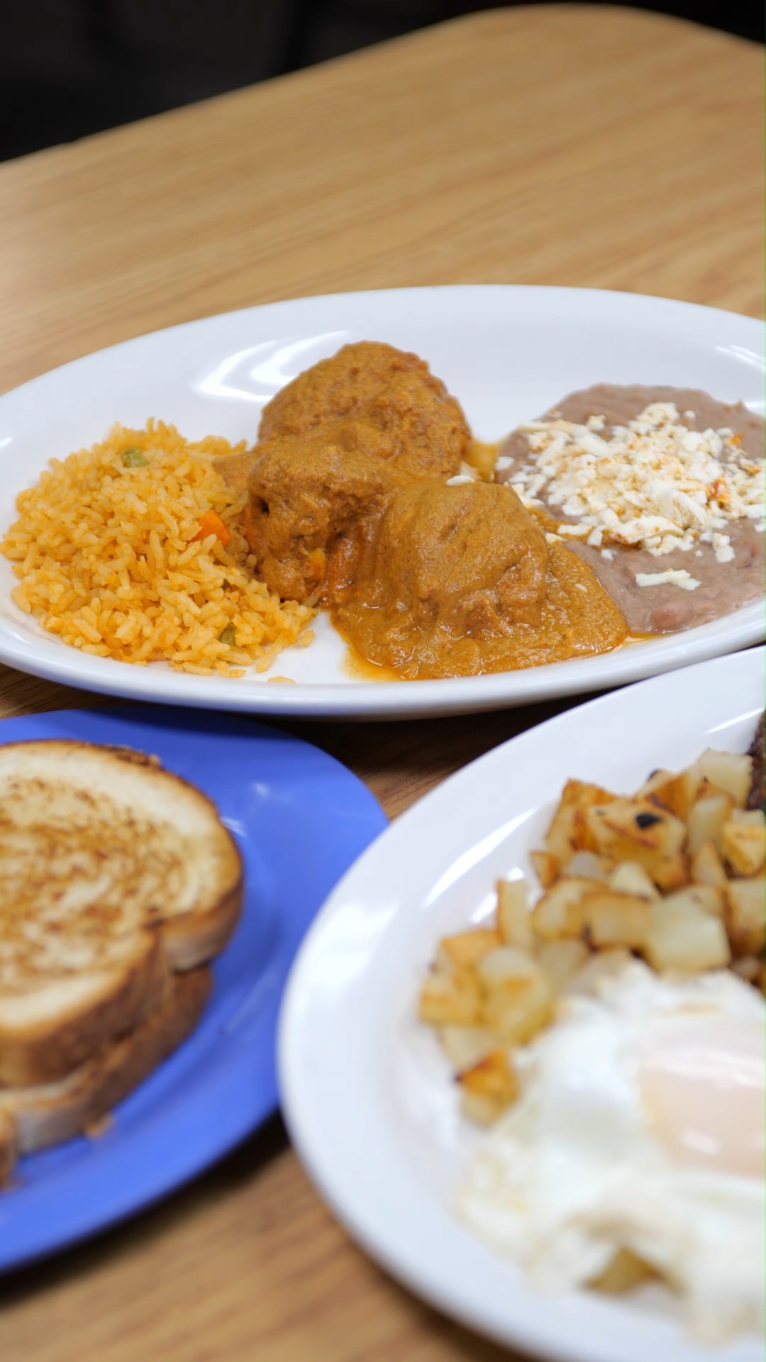 🔥🌮 No es solo comida… es un pedacito de Jalisco en cada bocado 🇲🇽❤️
Desde que llegas, el aroma te atrapa…
el primer mordisco te conquista…
y cuando menos te das cuenta, ya estás planeando regresar 🤤
#LaPencaDeJalisco #comidamexicana #foodielife #ChicagoEats #AmericanFoodie