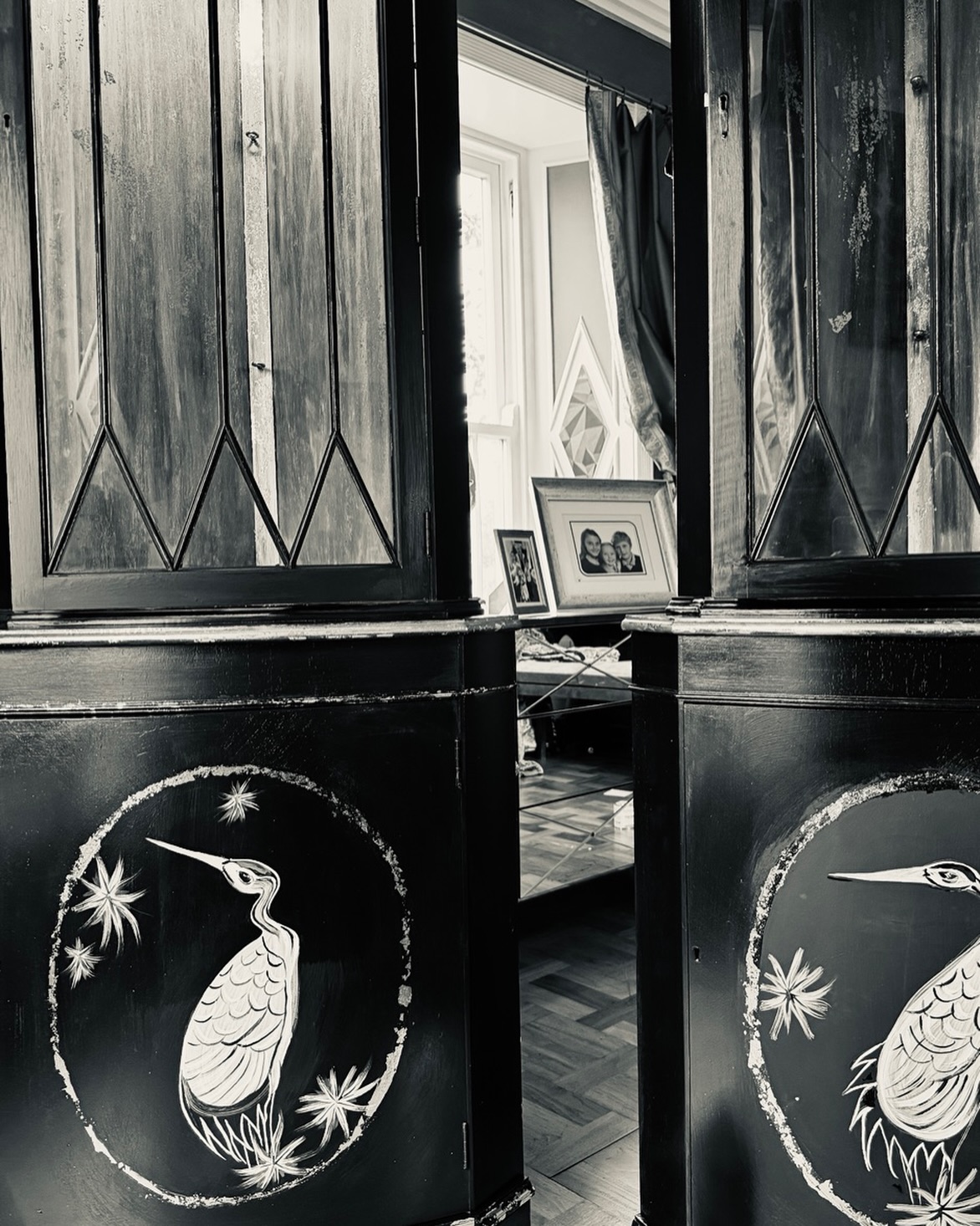 Sweet commssion going out tomorrow. These were originally 1990’s corner cupboards the clients brought to me. They wanted them oriental as they spend alot of time travelling and their home is full of a feeling for the east. Painted in black rock, gold and bronze waxes gold and bronze leaf added then hand painted birds in a free painterly style to make them feel joyous and lively #handpaintedfurniture #bespokefurnituredesign #paintingcommission #interiordesignart