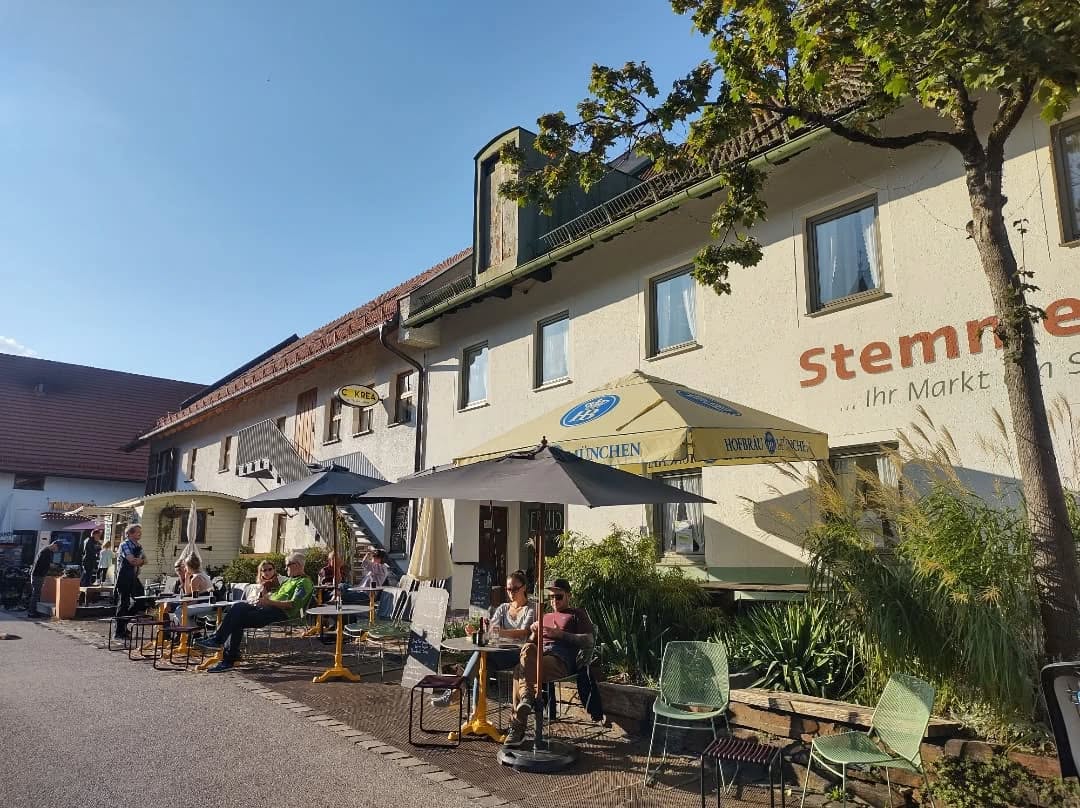 Neuzugang am Stemmerhof in Sendling: die Servus Bar. #servusbar #stemmerhof #weinbar #bar #terrasse #neueröffnung #servus #christianbade #sendling #sagnienozuvino 🍾