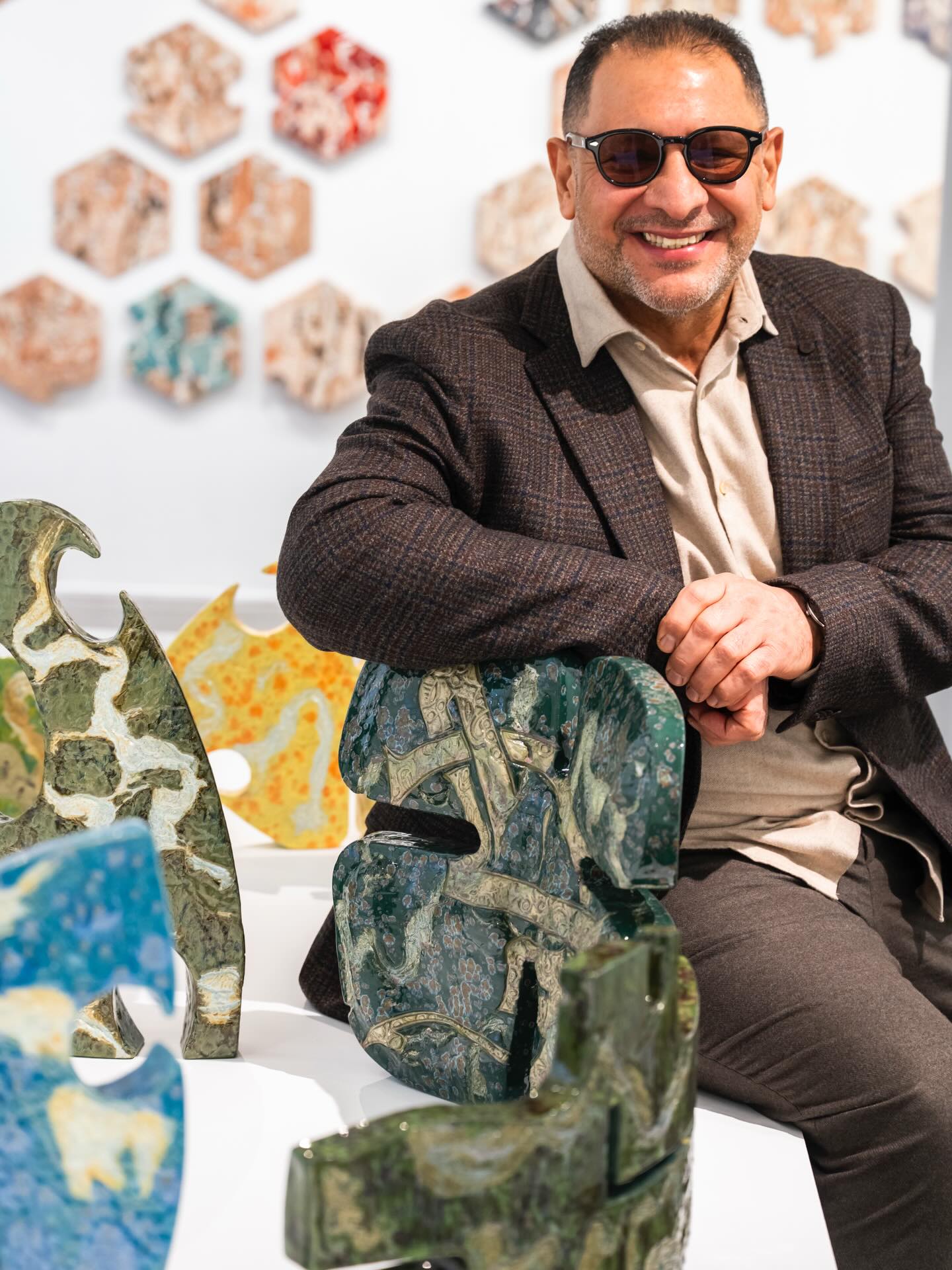 Clay and color are not just materials to me,
they are a language.
Through clay, I shape memory, traces, and belonging.
Through color, I give my works life, energy, and feeling.
In my work, I try to create something that is not only seen, but also felt.
Something that carries love, identity, and human stories.
Clay teaches me patience,
and color teaches me courage ✨♥️
الطين واللون بالنسبة لي ليسا مجرد مواد
بل هما لغة
من خلال الطين أشكّل الذكريات، الأثر، والانتماء
ومن خلال اللون أمنح أعمالي الحياة، الطاقة، والإحساس
في أعمالي أحاول أن أخلق شيئًا لا يُرى فقط، بل يُشعَر به أيضًا
شيئًا يحمل الحب، الهوية، والقصص الإنسانية
الطين يعلّمني الصبر
واللون يعلّمني الجرأة
Frozen Light الضوء المتجمد
26.02.26 → 12.04.26
@kunstnerforbundet
📸: @_dagj_