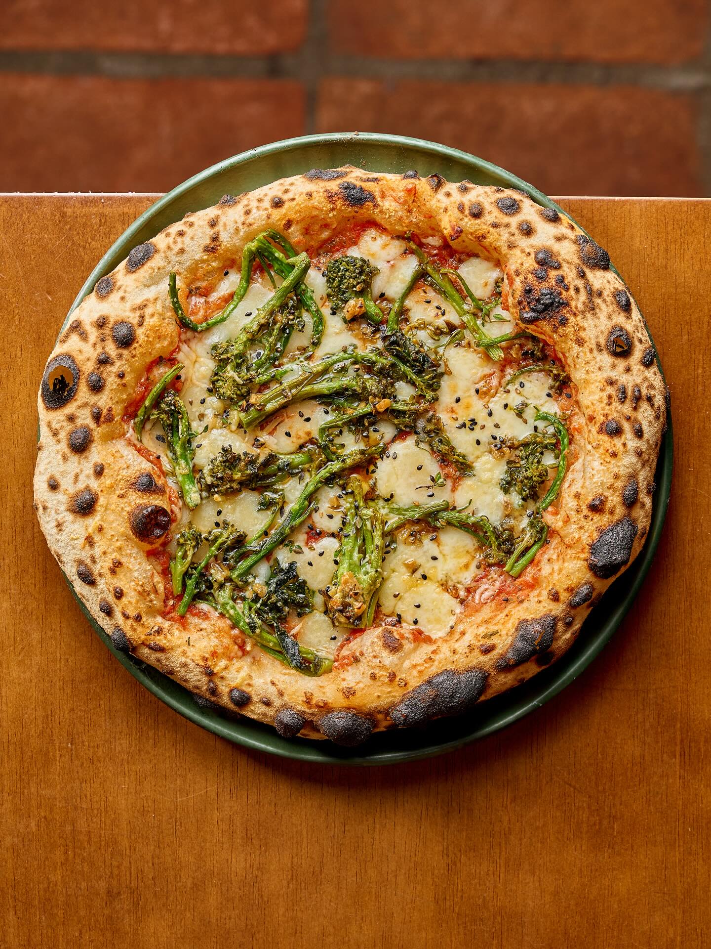 BROCS — Brócolis assado, muçarela Roni, queijo Tulha, alho confitado e um toque de gergelim preto criam uma combinação impossível de resistir.
Vem descobrir por que ela é a queridinha de quem já provou!