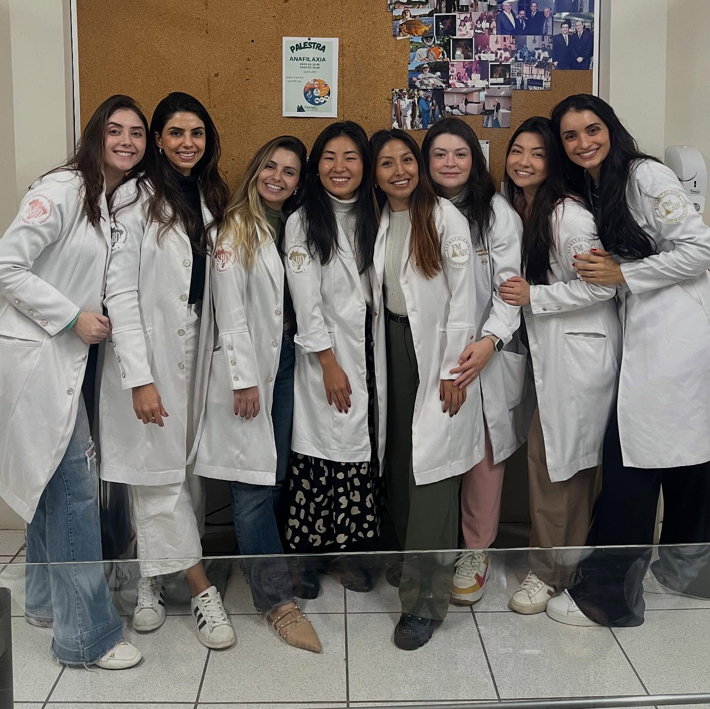 Sobre os ciclos da vida … 🤍
Foto do último rodízio de R3 na casinha deste ano como preceptoria x fotos de quando eu era R1….