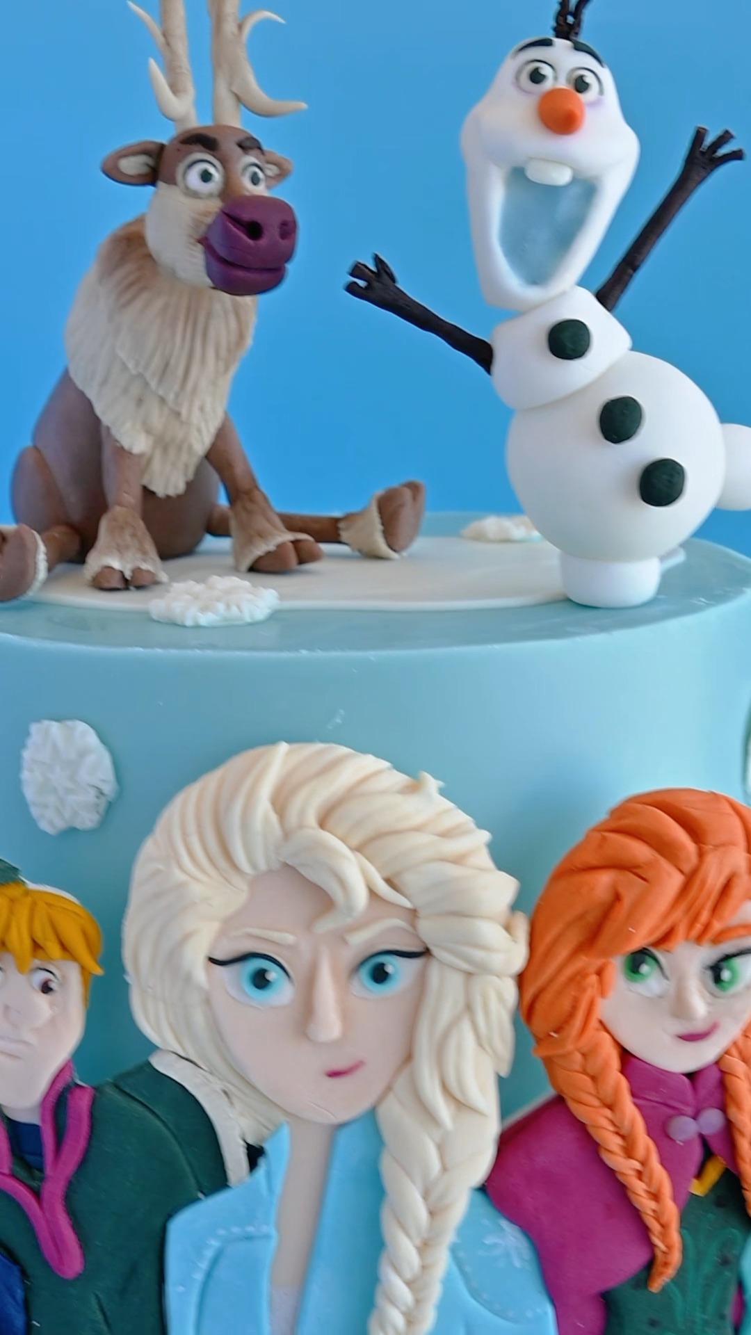 Frozen cake complete ❄️
Doukissa cake, snowy details and a full set of handmade characters for a very lucky 4-year-old.
Definitely one of those cakes that comes together right at the end.
#FullFatBaking #CakeReveal #FrozenCake #BirthdayCakeCyprus #CustomCake #PaphosBaker #CakeDesign #DisneyBirthday