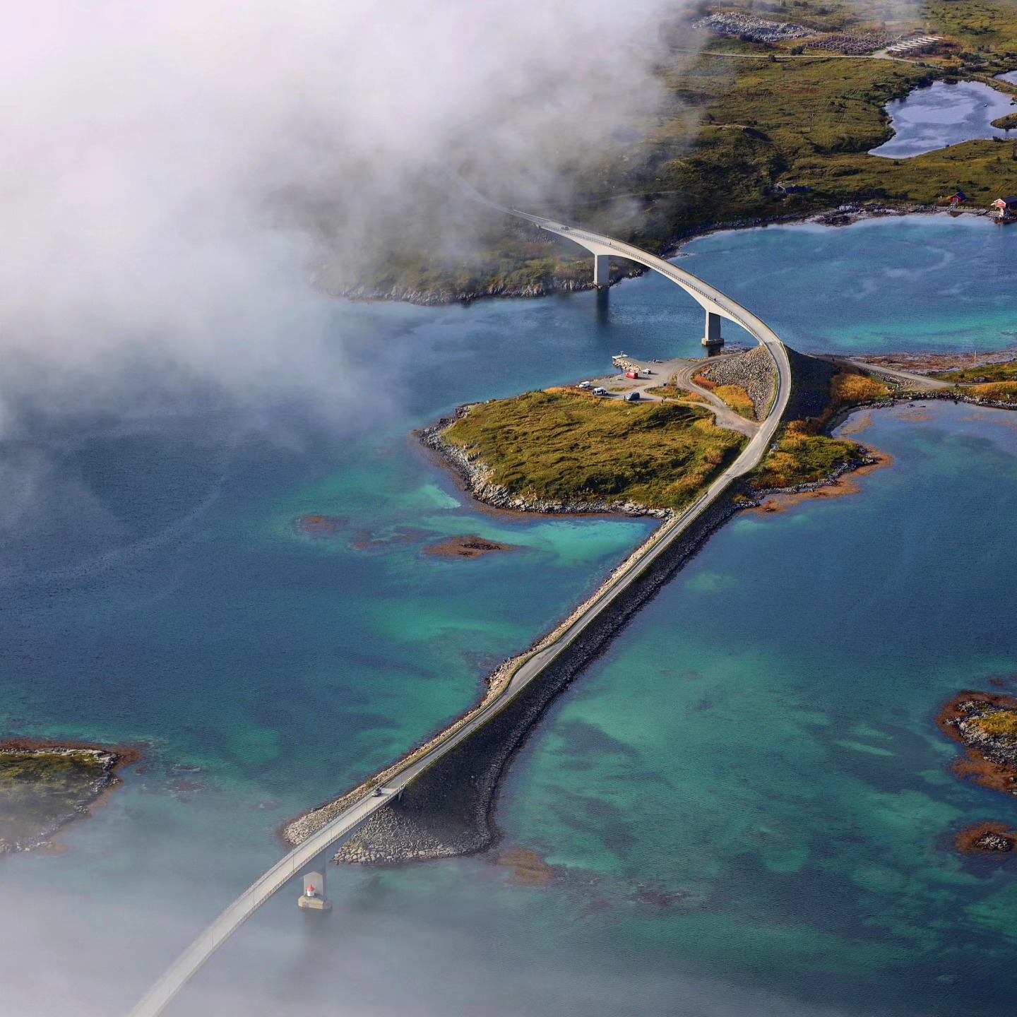 Hallo ihr Lieben,
wir sind ja nun wieder in Deutschland und wollen hier jetzt im Feed nach und nach unsere letzte Norwegen-Reise aufarbeiten. 😊 Nachdem wir den Süden wegen schlechten Wetterprognosen verlassen hatten und "notgedrungen" in den Norden von Norwegen (auf die Lofoten) fuhren, zeigte sich Norwegen für uns von seiner besten Seite. Wir wussten gar nicht, dass es auf den Lofoten so viel Sonne geben kann 😅 Unsere erste Wanderung auf den Lofoten war die auf den Volandstinden und wir mussten zunächst noch an unserer Kondition feilen, zudem war diese Wanderung die erste anstrengendere Wanderung seit meiner Bandscheiben-OP, also eine gute Bewährungsprobe.
Zunächst zur Strecke: hin und zurück sind es 5,3 km. Zu bewältigen sind 457 Höhenmeter.
Als wir beim Ausgangspunkt ankamen, lag der obere Teil des Berges noch komplett in den Wolken, doch wir waren zuversichtlich, dass sich die Wolken noch lichten würden. Also wagten wir uns an den Aufstieg und hatten immer mal wieder eine gute Aussicht auf den hinter uns liegenden Skjelfjorden. Der Weg ist gut ausgetreten und gut zu gehen, verlaufen kann man sich also nicht 😉 Unsere Motivation war zwischenzeitlich etwas im Keller, als die Wolkensuppe vor uns immer dichter wurde, doch als sich die Wolken für einen kurzen Moment lichteten und wir einen kleinen Vorgeschmack auf die uns oben zu erwartende Aussicht erhaschten, zog es uns schnell nach oben. Dort genossen wir zunächst diesen magischen Moment mitten in und teilweise über den Wolken zu stehen und warteten eine ganze Weile darauf, dass wir auch die umliegende Landschaft genießen dürfen. Doch als dann die Wolken aufrissen, waren wir überwältigt. Die Aussicht war magisch, der Blick auf das wunderschöne Wasser, den Strand von Ramberg und natürlich auf die Brücke, die u.a. nach Fredvang führt, war überragend. Aber das seht ihr ja in den Bildern 😄
- - - - - - - - - - - - - - - - - - - -
#volandstinden #volandstind #norwegen #norge #norway #visitnorway #norway2day
#lofoten #lofotenislands #norgefoto
#norwaynature #wandernmachtglücklich #norges_fotografer #norwegen🇳🇴 #norwegenliebe #reisefotografie #landschaftsfotografie #landscapephotography #wanderlust #fernweh