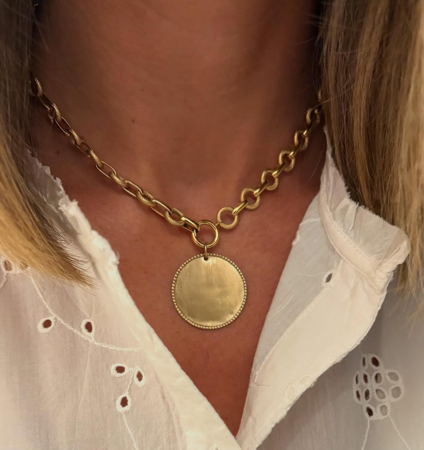 Merci pour le succès rencontré avec le collier Lagos. C’est mon coup de cœur du moment. Collier Lagos plaqué or brillant et mat avec grande médaille et chaîne grosses mailles 125€, disponible uniquement sur commande. #collier #colliermedaille #bijoux #bijouxcréateur #filledavrilboutique