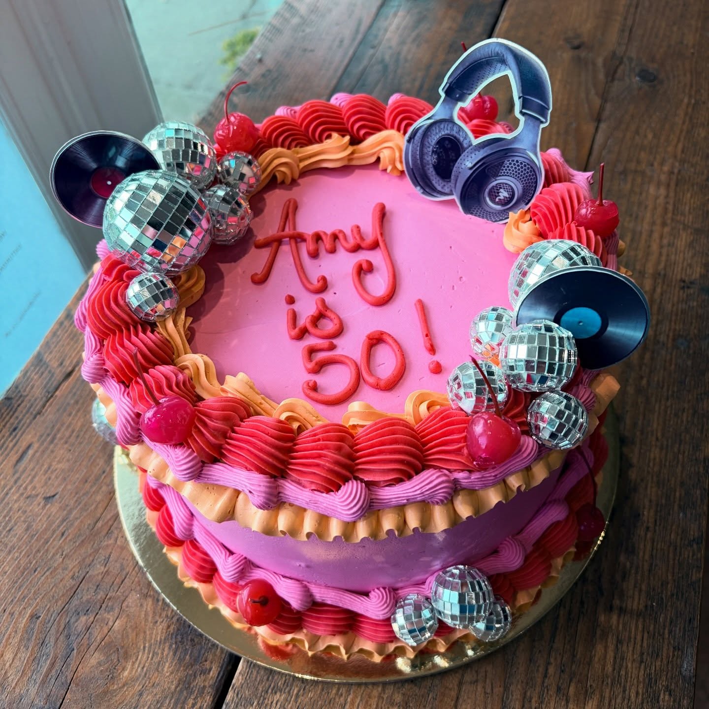 Party cake for the ultimate party girl! 🪩💽🩷
#rufflecake #bespokecake #dealkent #cakeorder #dealkentuk