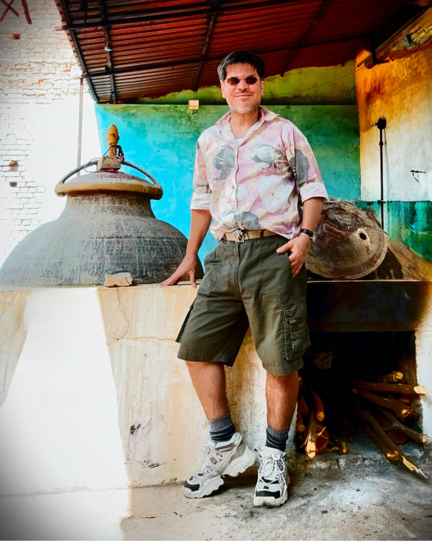 En @puja_perfumery con los ancestrales alambiques “Deg-Bhakpa” de Kannauj 😎
#ricardoramosperfumesdeautor #degbhapka #attarperfumeoil #kannauj #perfumehistoricalcity