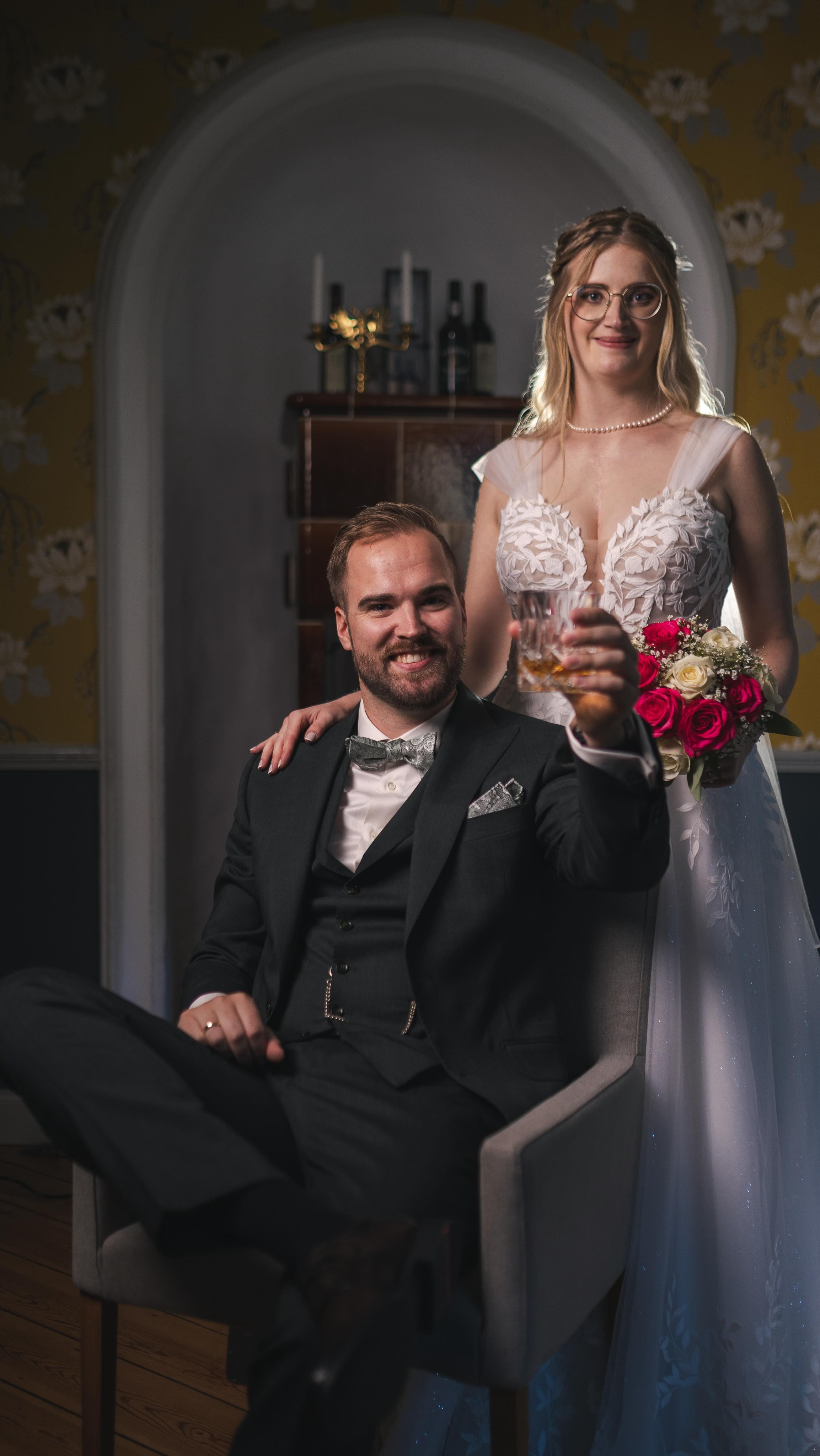 Wir haben dieses Set eigentlich nur aufgebaut, weil’s geregnet hat
und wir dachten, wir können keine Fotos draußen machen.
Am Ende kam doch die Sonne raus,
wir sind rausgegangen – und haben das Setup trotzdem genutzt.
Für genau solche Shots.
Hat ein bisschen was von Netflix-Intro,
irgendwo zwischen Party und Krimi.