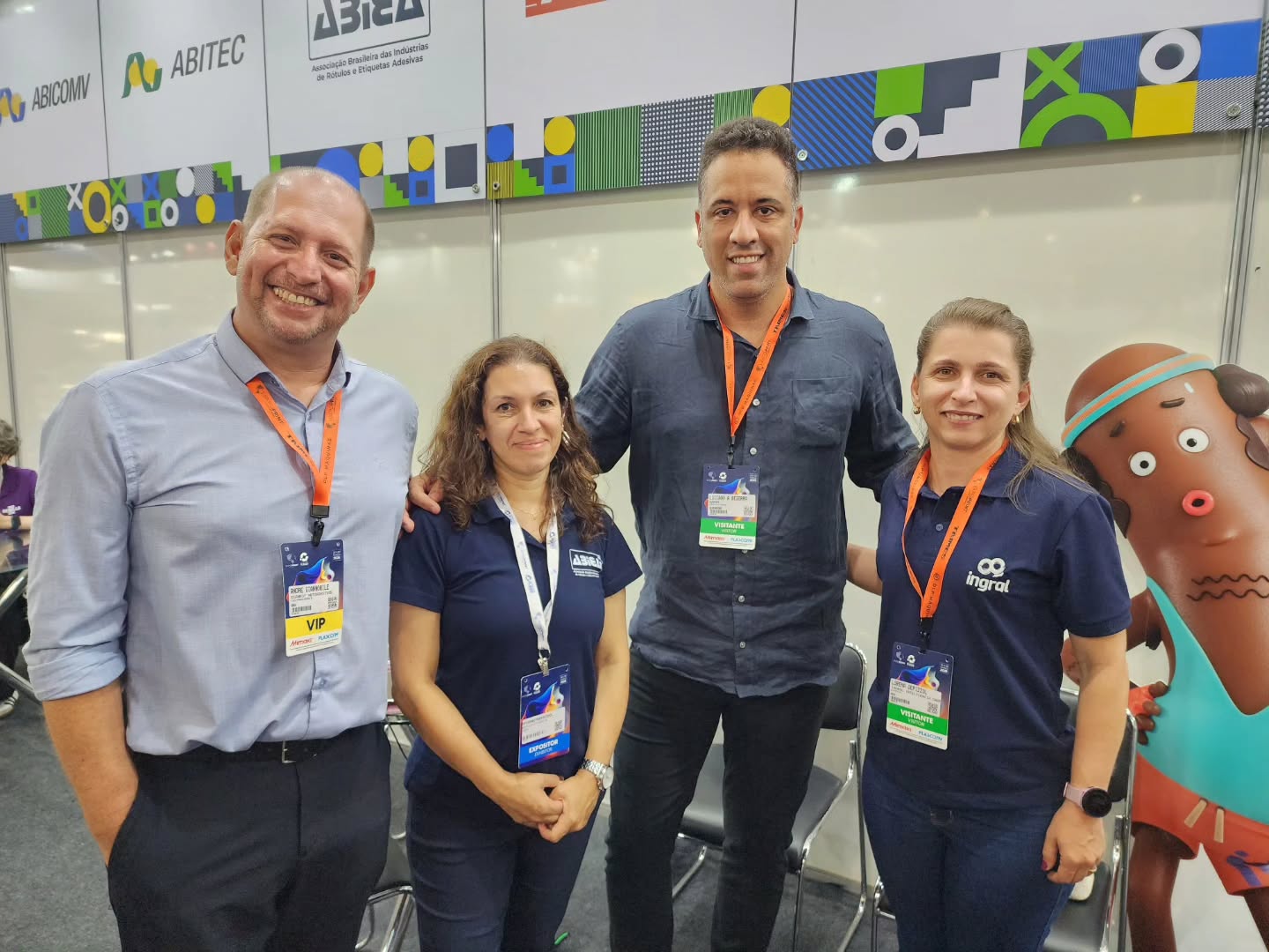 O diretor da Abiea, André Giannobile, a secretária executiva Viviane Rafacho e o Presidente Luciano Bezerra recendo amigos, parceiros e profissionais do mercado durante a @expoprint_2026 .
Se você atua no mercado de rótulos, não deixe de nos visitar no stand da @abigrafoficial e saber mais sobre nossas ações, projetos e eventos.
#Abiea #rótulos #expoprint