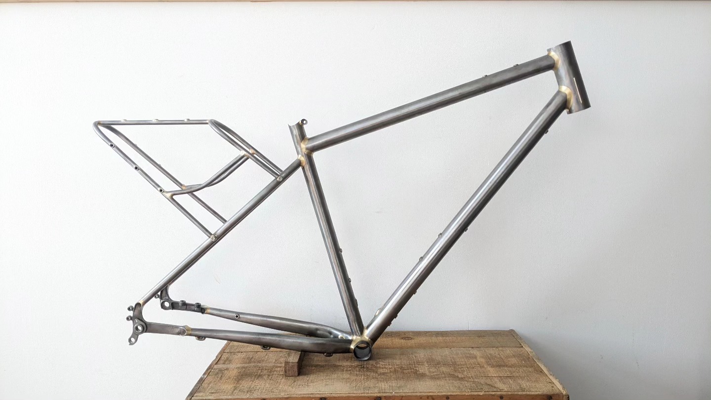 Un petit détour par la cataphorèse avant la peinture et ce monster gravel sera bientôt prêt à baroudeur
#association_artisans_cycles
#artisanducycle
#framebuilding
#handmadebicycles
#gravelbike
#bikepacking
#madeinlorient