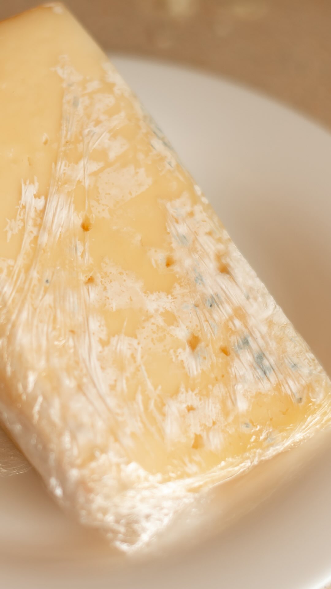 Cortar o mofo do queijo e comer o resto… pode ou não pode? 🧀
Depende do tipo de queijo.
Em queijos duros, como parmesão, o mofo costuma ficar mais superficial por causa da baixa umidade e da estrutura mais compacta.
Nesses casos, é possível remover a área contaminada cortando cerca de 2–3 cm ao redor e abaixo do mofo.
Mas atenção: isso não vale para alimentos macios ou muito úmidos, como pão, frutas, ricota ou queijo branco.
Neles, o fungo pode se espalhar internamente e o mais seguro é descartar tudo.
#queijo #parmesao #segurançadealimentos #fungos