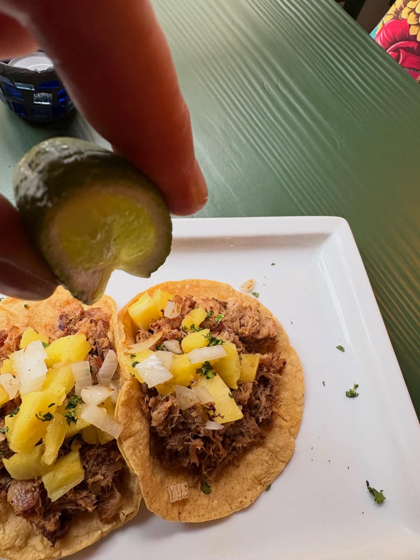 AL PASTOR: L’INCASTRO PERFETTO 🌮🍍
Maiale marinato in achiote, ananas, cipolla, coriandolo e jalapeño.
ILa succulenza della carne slowcooked che incontra la dolcezza acida dell’ananas.
Un abbinamento nato dalla contaminazione e diventato icona,
ogni morso è un equilibrio millimetrico: il calore della carne, la freschezza della cipolla e del coriandolo e quel
guizzo di lime che chiude il cerchio.
Lo trovi da oggi in Alma, un classico del D.F. che non ha bisogno di presentazioni. 100% senza glutine.
In Alma il glutine è sempre assente.
Allora Manchi solo tu. ✨
#tacosalpastor #senzaglutine #sansa #tacotime #tacolover