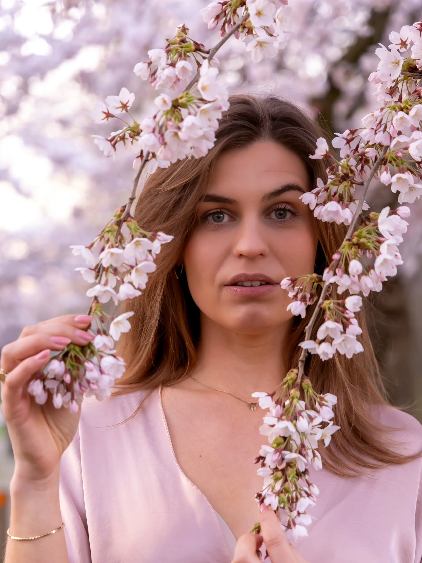 Bloesem + gouden uurtje + jij ✨🌸
Meer heb je eigenlijk niet nodig…
Droom jij van die zachte, romantische foto’s tussen de bloesem? 💫
Dit is je moment – want voor je het weet is het weer voorbij…
Stuur me snel een berichtje 💌 voordat de bloesem weg is 🌸