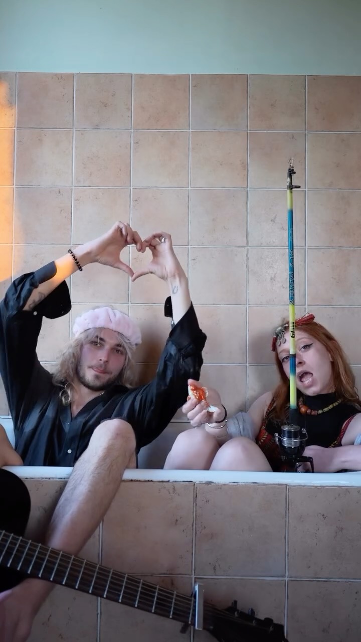 Àprile c’est des expositions dans des appartements, mais c’est aussi des événements 🕺🪩
On commencera les hostilités avec @robinrafs le vendredi 24 avril à 18h à @gamut_lyon au Fort de St Just (non on ne prononce pas le T mais on avait pas de meilleure prise, ok?).
Promis on ne laissera pas @tortuejanine_ chanter…
En attendant l’EP de Robin est disponible en streaming sur toutes les plateformes!
Attention, les places sont limitées. Venez de bonne heure, expositions et activités tout l’après-midi!
📹 @robinrafs
#àprilefestival #lyonevent #onfaitquoialyon #sortielyon #lyonfestival