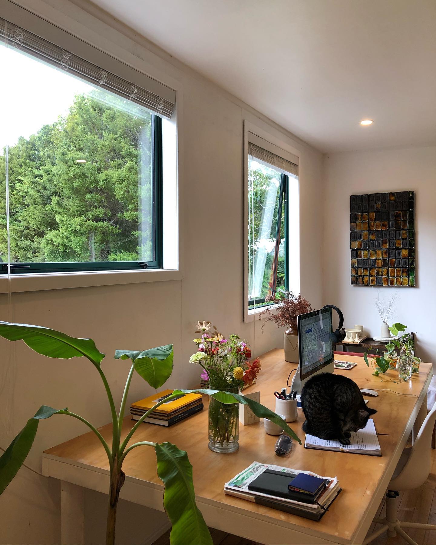 Desk situation looking all organised for the week ahead ✨ Who else is a neat freak like me 😅⠀
⠀
My weekend has been exxxtra slow & dreamy 🥰 From flower picking, converting the studio into a mini cinema, beach walks with lovely girlfriends (@georgiarosewyatt + @_desert.dreamer_ 🧡) and lots of rest in between.⠀
⠀
Sending love and good energy to you, wherever you are in the world 🧡