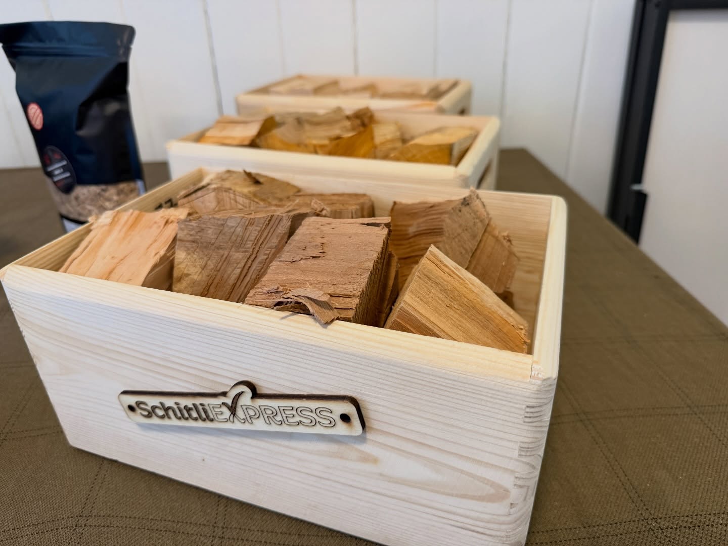 Neu im BBQ Shop 🔥 Hochwertige Räucherchips, Woodchunks und Räuchermehl für den perfekten Geschmack vom Grill.
Jetzt entdecken und dein BBQ auf das nächste Level bringen 🍖🌳
#bbqschweiz #grillgenuss #smokerliebe