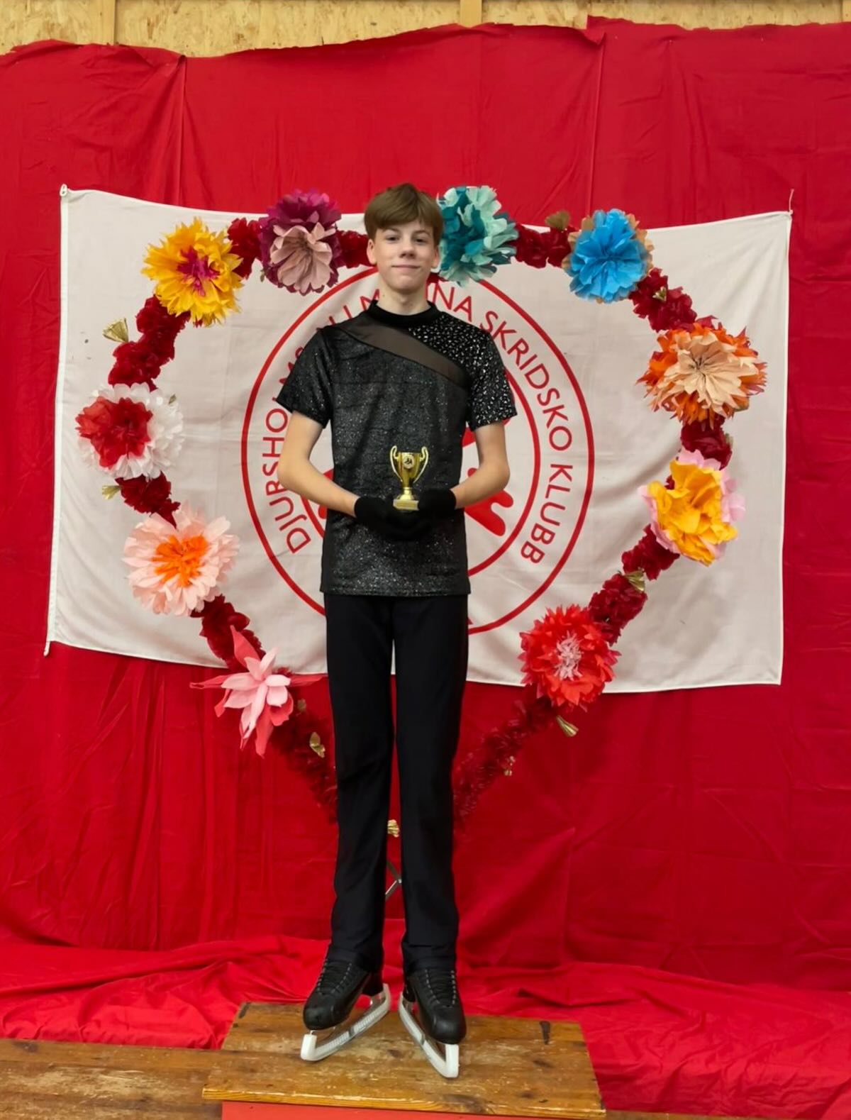 Vilken helg! ✨
Under helgen deltog våra åkare på Djursholmskristallen (System 3), Solnakristallen (System 2) och Tyresöstjärnan (System 1) ⛸️
Ett extra stort grattis till Elton Lundström som slog nytt personbästa i U16 pojkar 🥇 och till Stephanie Kim som tog en 🥈 i blå klass 👏
Vi bjöds också på fina åk från Victoria, Evdoxia, Elvira, Angelina, Hellie, Isabella, Alicia, Juliette, Asal och Ming 💫
Tack till våra tränare som stöttar och peppar under tävlingarna 🫶🏼