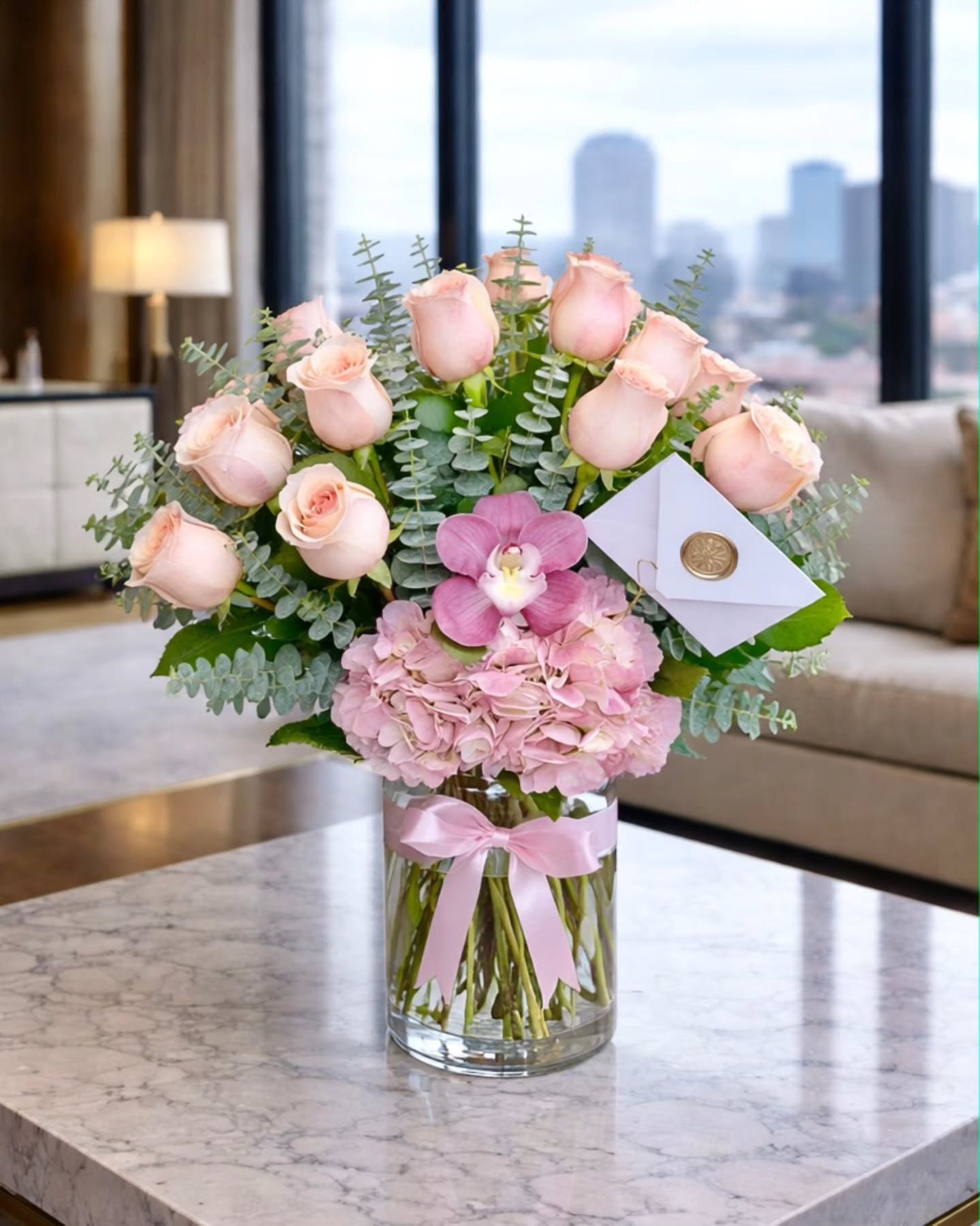 Rosas blush premium, hortensias y orquídea cymbidium en diseño floral de lujo.
Entrega en Polanco CDMX. Florilegio MX.
#PolancoCDMX #FloreríaDeLujo #ArregloFloral #FloresCDMX
