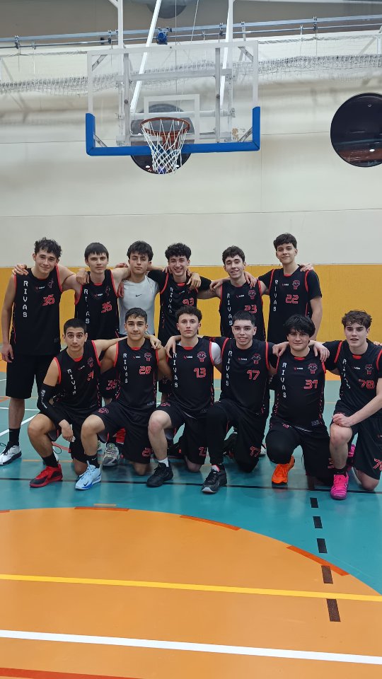 Echa un ojo a alguna de las canastas del junior A en su partido contra Arroyomolinos.
#BaloncestoRivasSureste