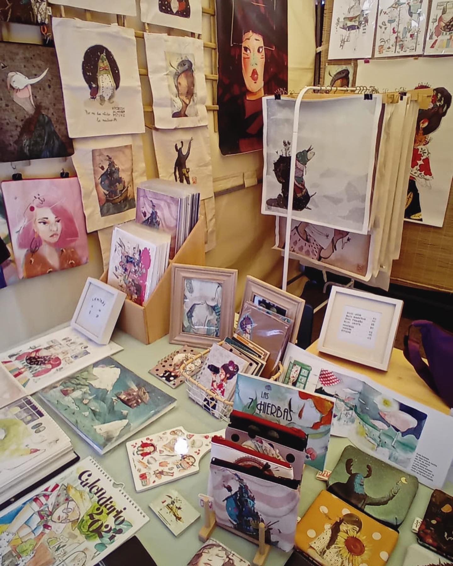 Puedes encontrarnos todo el fin de semana en el Paseo del Espolón, y además traemos sorpresa!!! Nuestras láminas de Gran Formato al 50%!!! Os contamos más esta tarde en historias. 🤗🤗
.
.
.
#feria #feriaartesanal #feriaartesania #feriaartesanos #feriaarte #feriantes #diseño #diseñodeautor #ilustracion #ilustraciones #ilustradores #ilustrador #ilustradora #naiaraarrieta #juanmamartin #dentrodellapicero