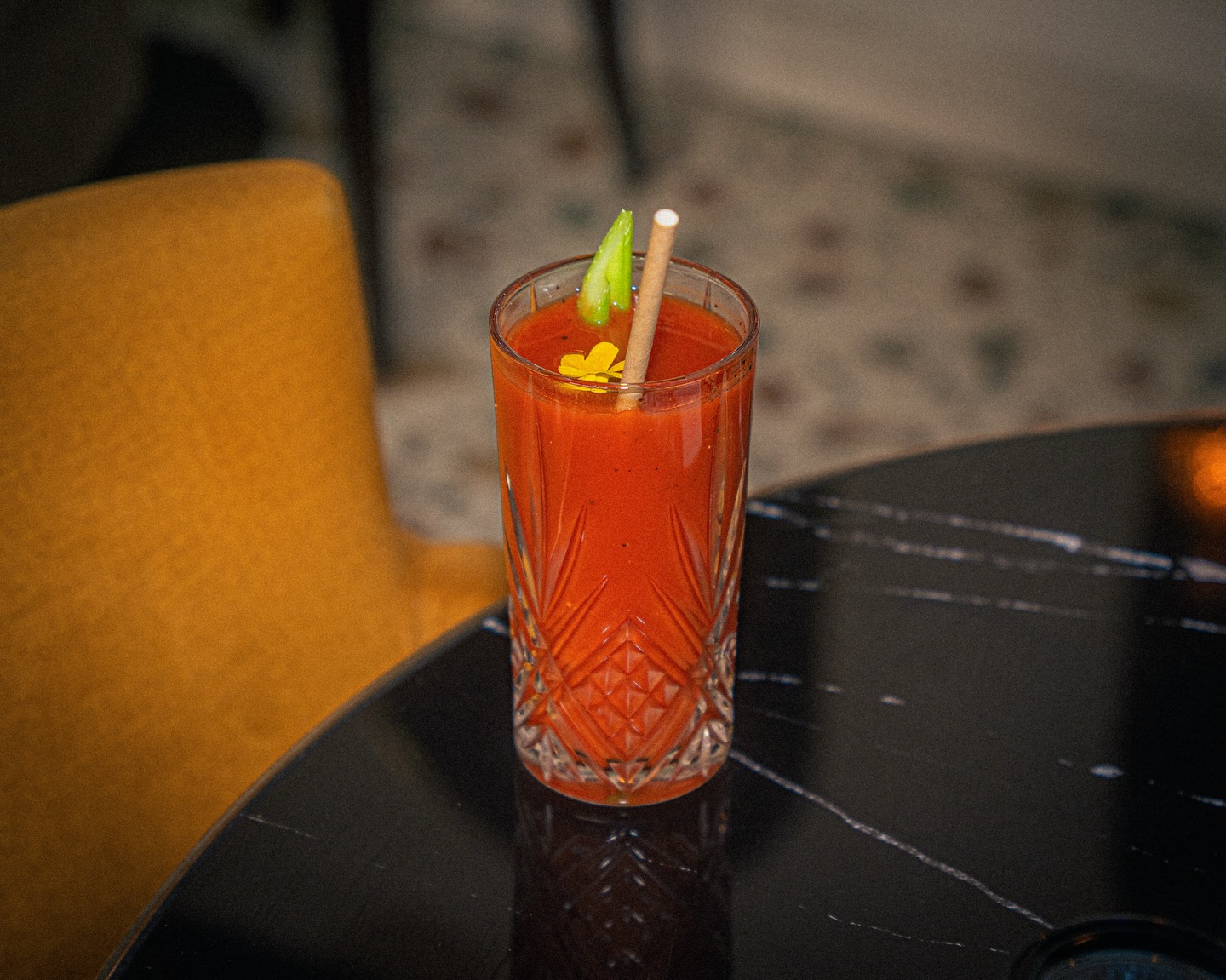 🍅 Le Bloody « Marguerite » est un cocktail au caractère bien affirmé, à la croisée des chemins entre une boisson et un en-cas : piquant, salé et revigorant 🍸
Un incontournable du brunch, qui stimule les sens autant qu’il suscite la curiosité.
#paris #onmytable #terrasse #restaurantsparis #bonneadresseparis