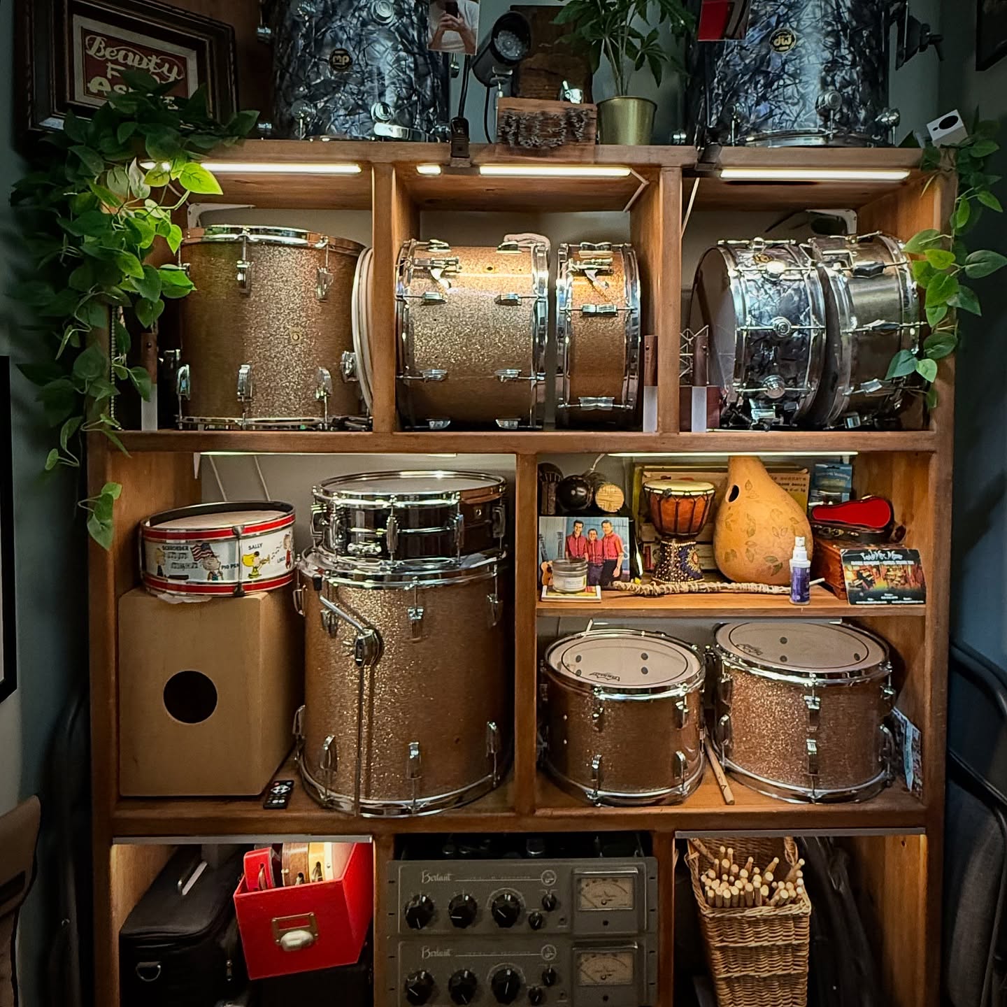 Drums at rest in the airlock. The beautiful 1967 Ludwig champagne sparkle kit has seen the most use since it arrived at the studio, but parts of the late 90’s DW kit still get Frankenstein-ed in on some sessions. It always depends on the song!
@marktownerwilliams @mitch.marine
#ludwigdrums #dwdrums #musicstudio