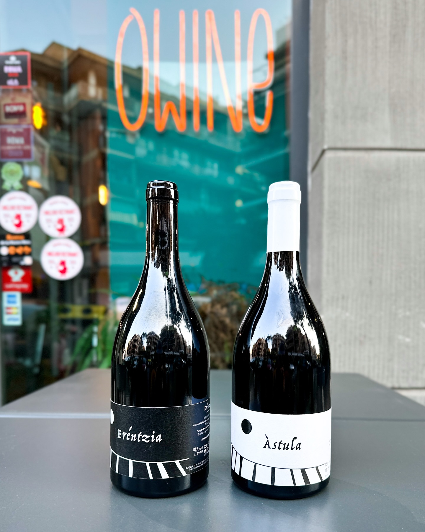 Tornano i vini di @mussura_
Siamo a Seneghe, un paese della Sardegna centro-occidentale immerso in una natura straordinaria.
Mussura è una cooperativa di giovani che ha scelto di restare (o tornare) in Sardegna per recuperare vigne e tradizioni.
🍷 Eréntzia è un rosso con blend di Cannonau, Muristellu, Monica, Pinot, Carignano, Pascale, Cabernet Franc, Bovale di Spagna, Syrah
🥂 Àstula, un vino bianco composto principalmente da Cannonau con Vermentino, Arvesionadu, Moscato Sardo, una piccola aliquota di Vernaccia.
💸 Fino a sabato scontone pasquale: -25% sull’asporto dei vini.
Non fatevelo scappare.
👉 mercoledì - lunedì / 17.00-01.00
❌ Chiusura pasquale 05-08/04
🍜 Menù nel link in bio
☎️ Prenotazioni in DM e via WhatsApp al numero 3388116949
#owine
#beeeeenatural
#vininaturaliroma
#enotecaroma
#enotecanaturale