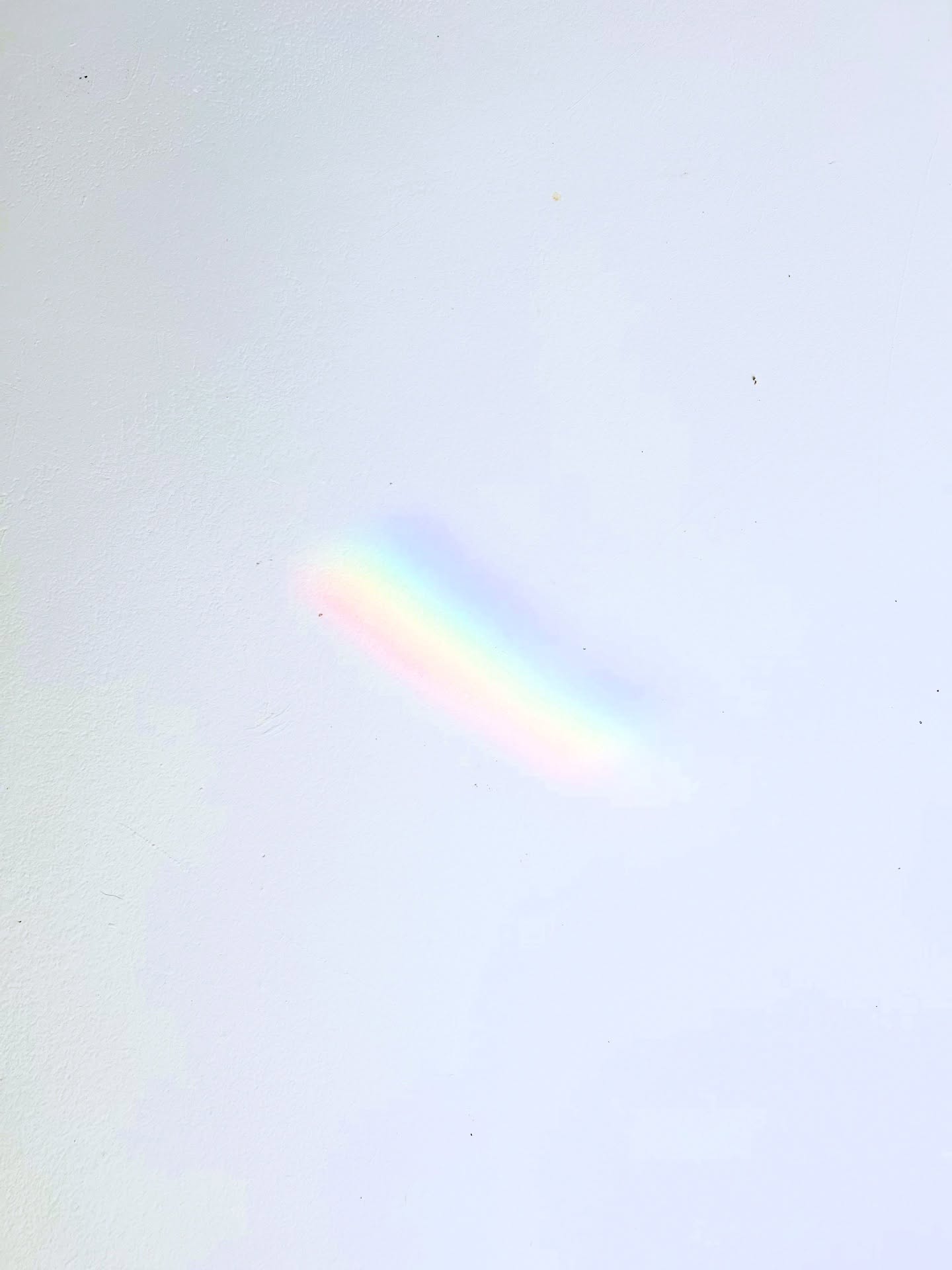 R E G E N B O G E N · Z A U B E R
Der Regenbogen ist zurück.
Wenn das Licht in einem bestimmten Winkel ins CL·AY fällt, erscheint plötzlich ein kleiner Regenbogen – ganz unerwartet und nur für einen kurzen Augenblick.
Er wandert leise durch den Raum, verändert sich mit dem Licht und verschwindet fast so schnell, wie er gekommen ist.
Ein flüchtiger Moment, der daran erinnert, wie viel Magie im Augenblick steckt –
und was im CL·AY entsteht:
im Moment. von Hand. mit Bedeutung.
CL·AY ist ein Ort, an dem du langsamer wirst, genauer hinsiehst –
und das Besondere im Einfachen entdeckst.
Töpfern. Atmen. Ankommen.
·
R A I N B O W · M A G I C
The rainbow is back.
When the light hits CL·AY at just the right angle, a small rainbow suddenly appears—completely unexpected and only for a brief moment.
It drifts quietly through the room, shifting with the light, and disappears almost as quickly as it came.
A fleeting moment that reminds us how much magic lives in the present—
and what is created at CL·AY:
in the moment. by hand. with meaning.
CL·AY is a place where you slow down, look more closely—
and discover the extraordinary within the simple.
Pottery. Breathing. Arriving.
#Augenblick
#achtsamkeit
#töpfern