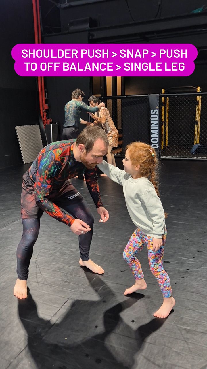 Gaia is performing one of the sequences we work on. Push the shoulder to get some feedback, perform a one arm snap, push the head to the side and off balance your opponent to expose the leg for a single leg 😍😎