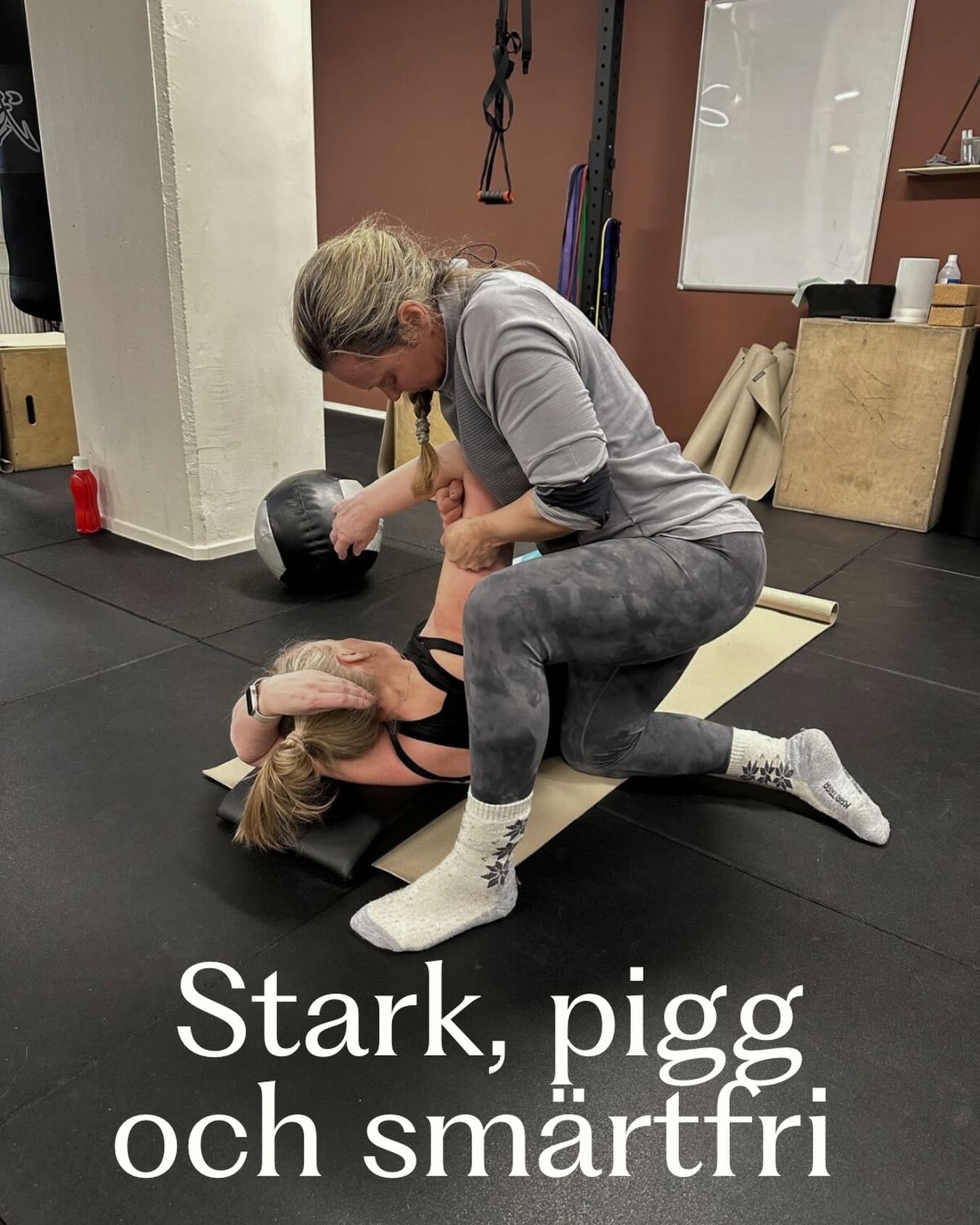 ”Liv anpassar träningen till mina behov. Smärtan jag haft i axeln är nästan borta. Liv gör ett bra jobb och är mycket kunnig.”
Ovanstående är sagt av en deltagare på Stark, pigg och smärtfri. På torsdag startar vårens sista omgång. 8 tillfällen i en grupp om max 6 deltagare.
Det här är gruppen för dig som har smärta i t ex i höft, knä, fot, rygg, skuldror eller axlar. Här lägger vi fokus på den individuella obalansen i kroppen och att bli smärtfri genom träning och rörelse. Övningarna anpassas så att de passar just ditt nuläge.
Torsdagar kl 16:30-17:25. Kostnad 2600 kr
Coach: Liv Kalström
Vill du vara med? Boka via liv@studioostersund.com