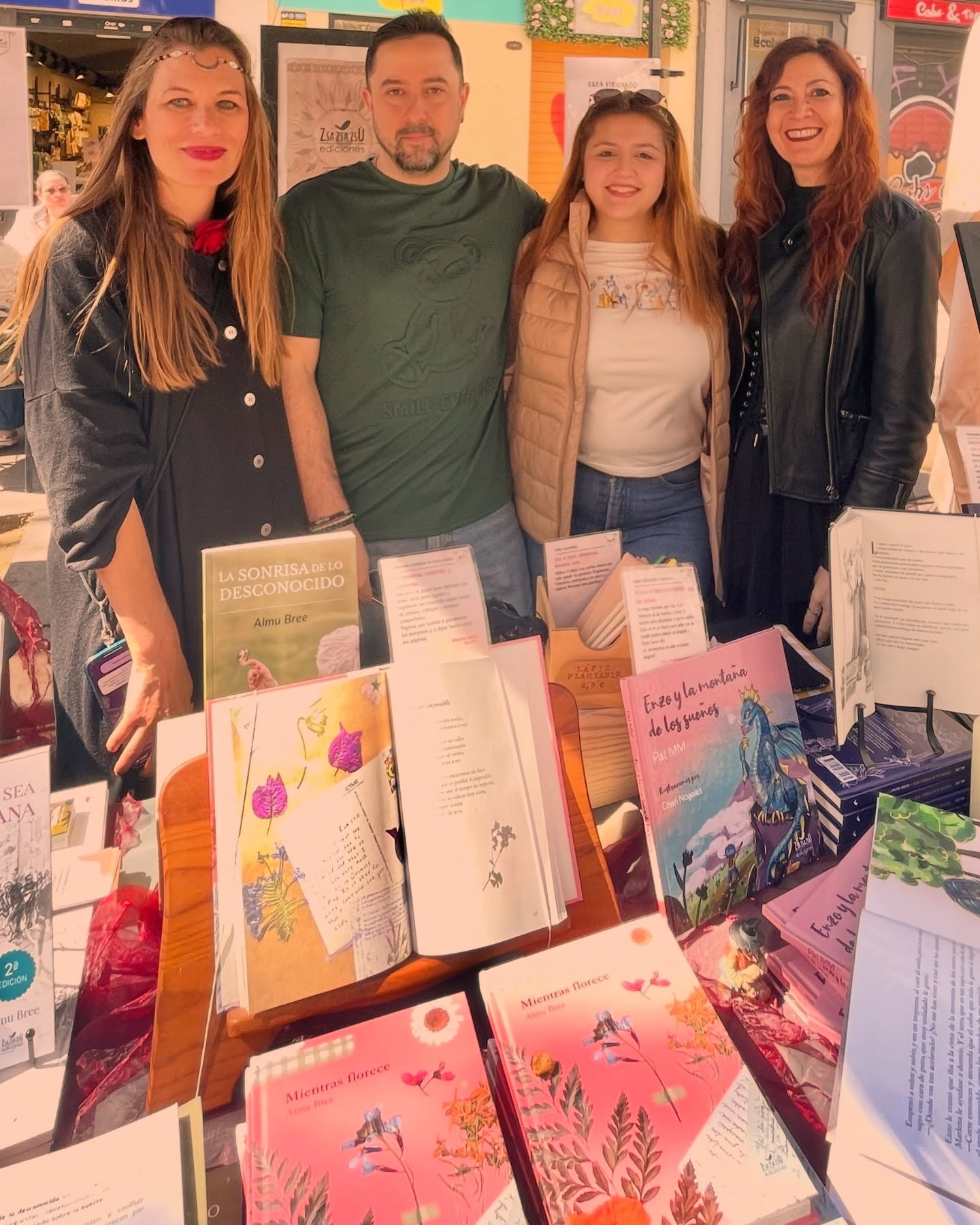 Celebrar el Día Mundial de la Poesía compartiendo conjuros y poemas, acariciando palabras, besando. 🐦⬛❤️
Hoy y mañana, estamos en @cebafoc, Sabadell, y el lunes nos vemos en @bibliotecavdg. ¡Que siga la fiesta! 🎈