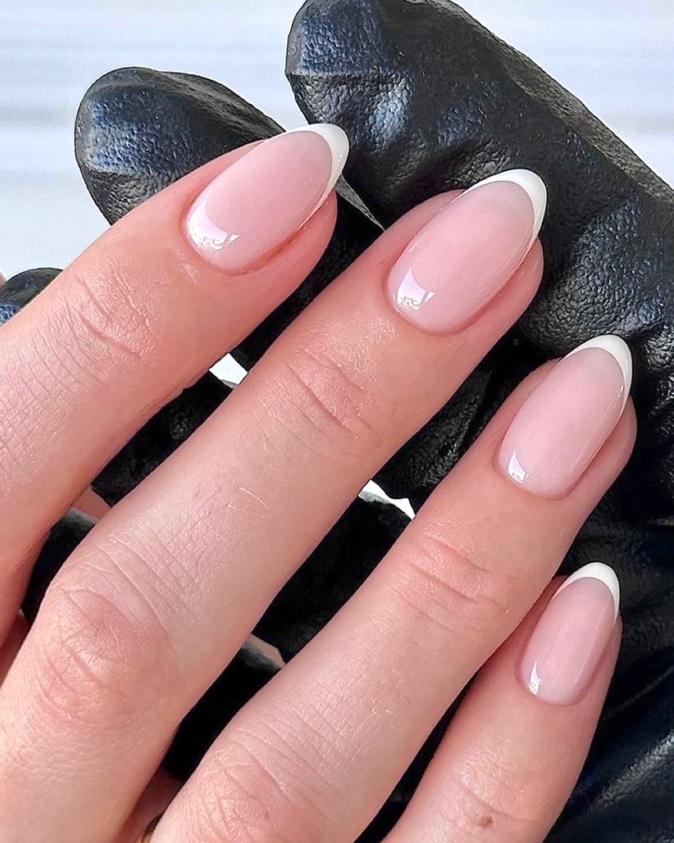 When in doubt, go French 🤍
#FrenchNailsQatar #BeautyBoxQatar #DohaNails #QatarNailSalon #ClassicManicure