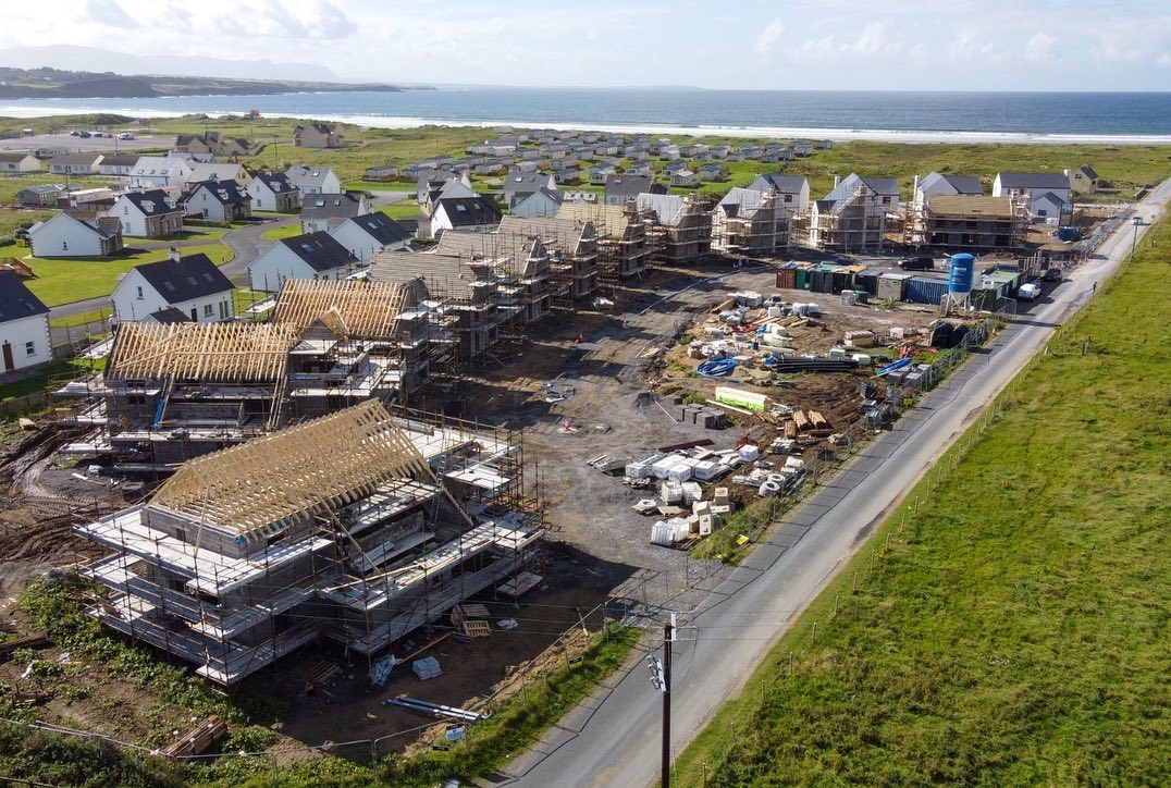 Breezy Point taking shape nicely in the autumn sunshine, with Sliabh Liag and Benbulben both featuring in the distance🏔🌊
The crescent-shaped layout counterpoints the linearity of the Mile Straight alongside, but it’s the smell of timber, blockwork and wet cement in the sea air that we love most!
Click the link in our bio to see more.
#wildatlanticway
#housingdevelopment
#architectureireland
#discoverireland
#donegal