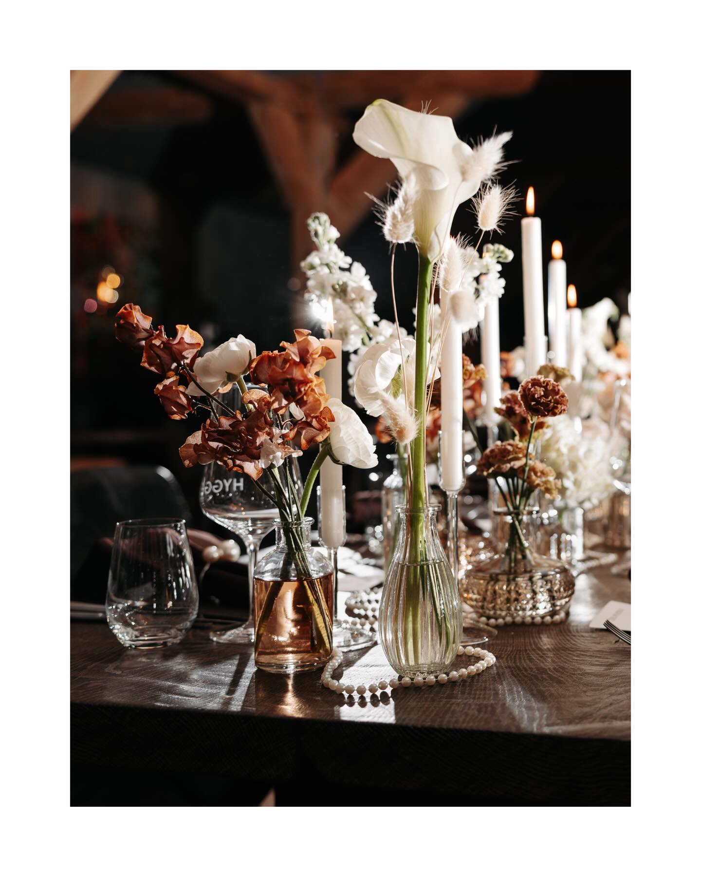 Wenn das Licht weicher wird und die Welt für einen Augenblick stillsteht.
Wenn Gespräche leiser werden und Blicke mehr sagen als Worte.
Dann entsteht das, worum es wirklich geht.
Nicht die Inszenierung, sondern das Gefühl dahinter.
Zwischen Kerzenlicht, floralen Details und einem Glas Wein wird eure Hochzeit zu etwas, das bleibt.
Nicht laut, nicht perfekt, sondern echt.
Wenn ihr genau das wollt, dann lasst uns sprechen.
Credits:
Konzept / Planung: @foreverafter.wedding
Mitorganisatoren: @jaronkwast.photography, @sabrinahansen.fotografie
Fotografie: @jaronkwast.photography
Location: @hygge_hamburg @landhaus_flottbek
Floristik: @blumengraaf
Dekoration: @nellimeng.weddings
Papeterie: @presso.studio
Brautschmuck: @sternenauge_official
Stylistin: @die_schoenmacherin_anett_jones
Models: @pia.portfolio @sammyaliev
Brautmode: @dearbride.de
Tiramisu: @tiramisubar.hh
#hochzeithamburg
#hamburghochzeit
#hochzeitsfotografhamburg
#luxushochzeit
#fineartweddinggermany
editorialweddingphotographer
modernweddingstyle
weddinginspirationgermany
hamburglifestyle
hyggerestaurant