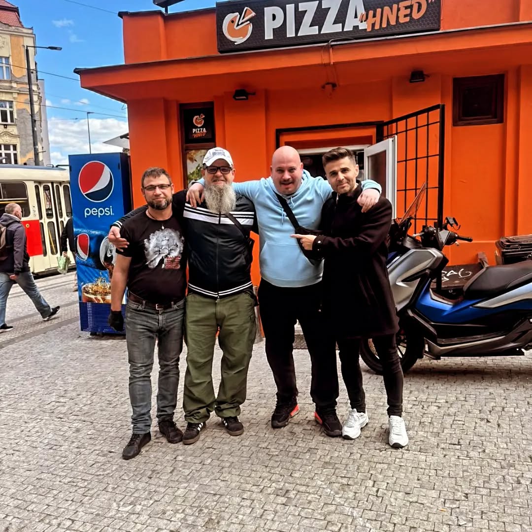 Reper Kaidžas in da house.🙂 Kaidžas a zástupca "FC Nitra" Milan Lenčéš sa zastavili na ochutnávku pizzy cestou do "AC Sparta Praha".