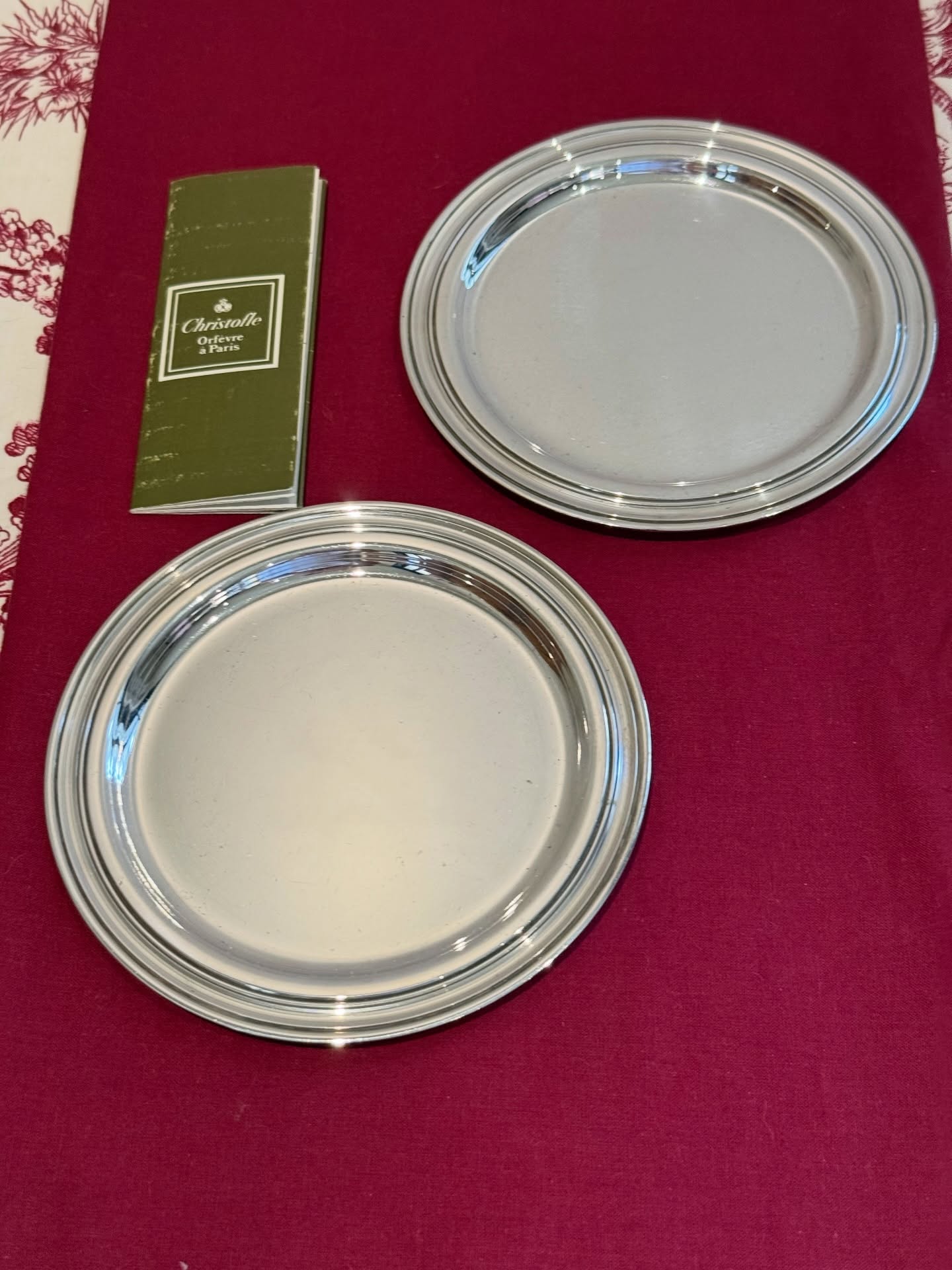 Christofle paire de dessous de bouteille en métal argenté modèle Albi .
Ø : extérieur 13 cm
Ø : intérieur 10 cm
Poids de la paire 340 grammes
Bel état, belle brillance , micro rayures d’usage.
🛒 prix 200€ la paire disponible dans la boutique en ligne.
#christofle #albi #artdelatable #dessousdebouteille