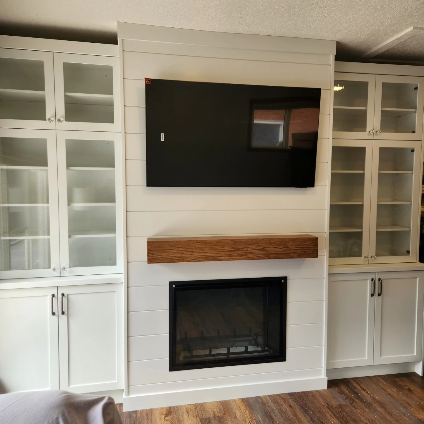 Another amazing fireplace unit complete.
Fireplace Framing, shiplap, build in units on either side, distressed fireplace mantel, this job had everything.
Thanks to Anderson Home Improvements for all the work he did on Framing, shiplap and painting on-site.
If you're in the market for a renovation and or cabinetry contact us for a free in home estimate
www.dubescustomcreations.ca
Dubes Custom Creations
#shiplapfireplace #builtincabinet #happyclientshappyme❤️