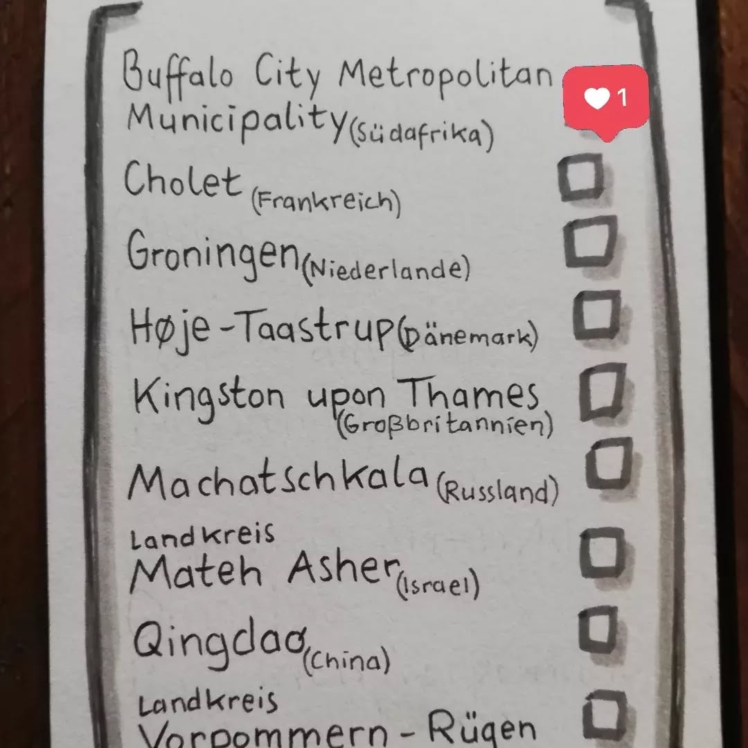 Buffalo City Metropolitan Municipality (Südafrika) | Kulturpartner: Wandile Ntlanganiso
English below
Aus Buffalo City Metropolitan Municipality (Südafrika) zeigen wir aktuell erstmal eine Preview, da der analoge Postweg dazu geführt hat, dass die Sendung noch auf der Reise ist.
Gabriele Blöchls Brief und Kunstwerk wurden zu Wandile Ntlanganiso in Buffalo City Metropolitan Municipality (Südafrika) verschickt.
Bei dem Austausch hat uns die Galerie "Ann Bryant Art Gallery" und insbesondere Leon du Preez unterstützt.
Wir freuen uns, wenn auch Sie bis zum 17. August Zeichnungen, Bilder und Collagen bestaunen und lesen, wie Kreative immer wieder neue Wege finden. Nehmen Sie die Eindrücke der Ausstellung mit nach Hause und - schreiben uns gerne einen Brief.
-----
Buffalo City Metropolitan Municipality (South Africa) | Cultural Partner: Wandile Ntlanganiso
From Buffalo City Metropolitan Municipality (South Africa) we are currently showing a preview, as the analogue postal route has resulted in the shipment still being on its way.
Gabriele Blöchl's letter and artwork were sent to Wandile Ntlanganiso in Buffalo City Metropolitan Municipality (South Africa).
The Ann Bryant Art Gallery and Leon du Preez in particular supported us in the exchange.
We would be delighted if you too were to marvel at drawings, paintings and collages until 17 August and read how creative people are always finding new ways.
Take the impressions of the exhibition home with you and - feel free to write us a letter.
#11friendsofculture #brieffreundschaft #partnerstädte #machwerkoldenburg #stadtoldenburg #oldenburg #kulturbüro #kulturförderung #jungekultur #exchange #austausch #brief #kulturbrief #culturalexchange #kunst #artwork #künstlerkorrespondenz #international #kultur #kulturstadt #innovation #wirbrauchenkunst #analog #selbstgeschrieben #handschriftlich #selbstgestaltet #reflexion #nachhaltig #kunst
www.kulturaustausch-oldenburg.de