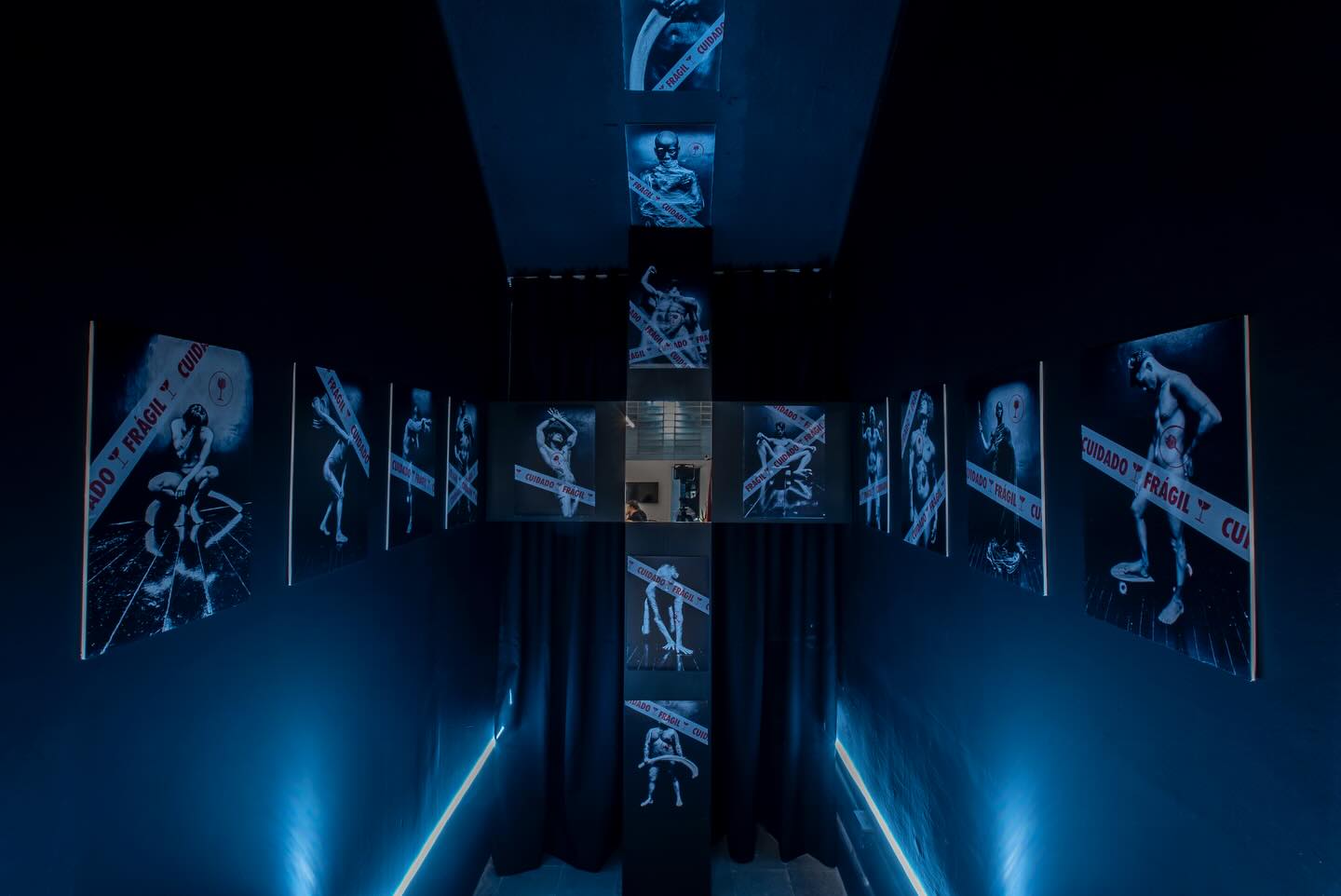 Confessionário — Edu Devens
O site-specific concebido por Edu Devens para o Projeto Dark Room articula fotografia, espacialidade e simbologia religiosa para tensionar os sistemas que regulam a masculinidade e delimitam quais corpos podem existir no campo do visível.
A exposição está em seus últimos dias e segue até 28.03, na Dark Room, espaço dedicado à arte erótica na Galeria Tato.
A mostra Corpos Febris, apresentada no espaço expositivo da galeria, também se encerra neste período.
No dia 28, sábado, encerramos com um brunch na galeria. Esperamos você.
📍 Rua Barra Funda, 893 — São Paulo, SP.
Fotografia @x.paulopereira.x