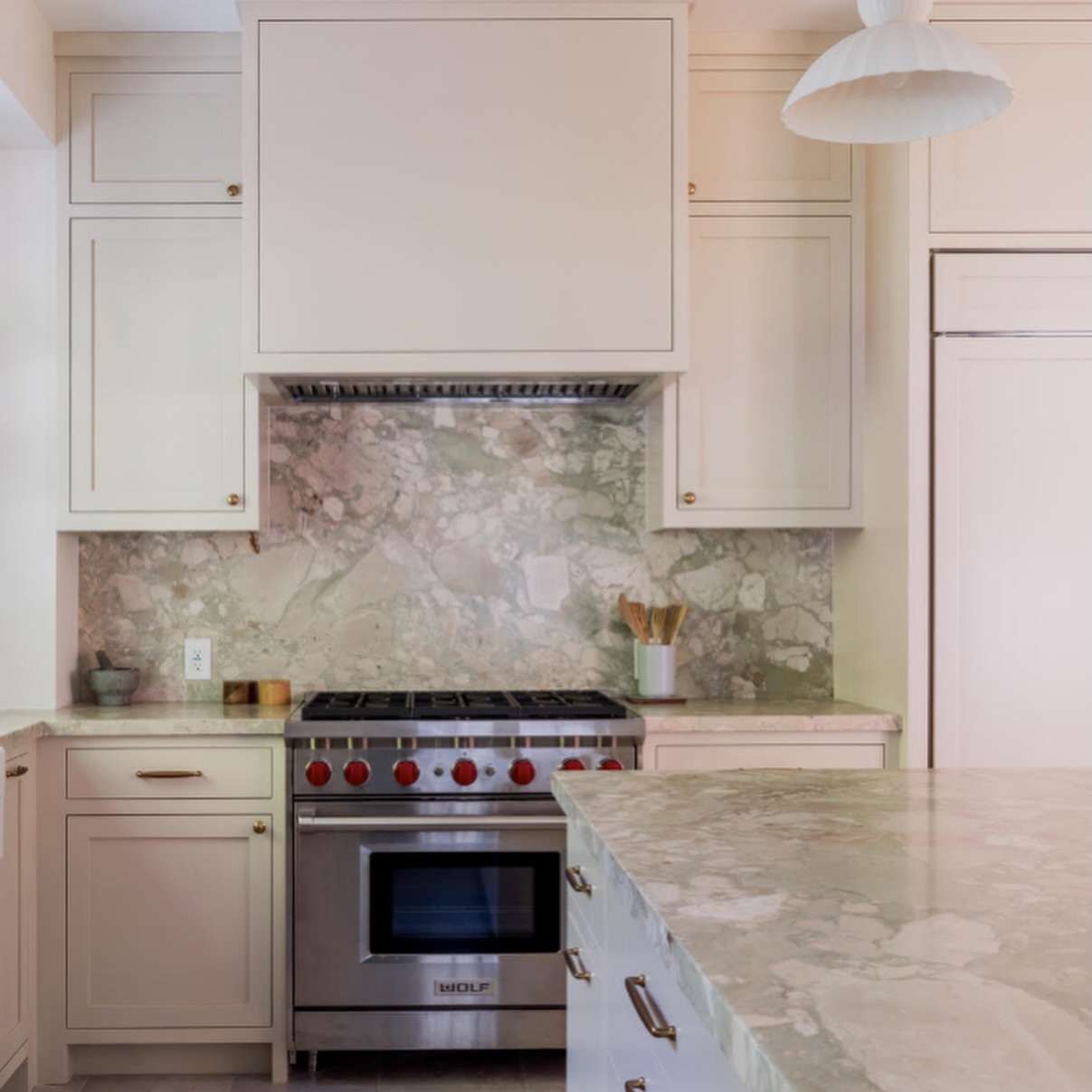 March recap: Why was it 90 degrees… be serious ☀️
A mix of life lately, projects coming to life, and Cooper being the main reason for this account (as he should).
Takeaways:
– LA skipped spring, cool
– The best design decisions are never the “safe” ones
– Somehow the random moments end up being the good stuff
-Feeling super grateful for friends and family 🧡
Anyway… onto April!
Design @kiki_designstudio Kitchen design came to life via GC @kandsdb