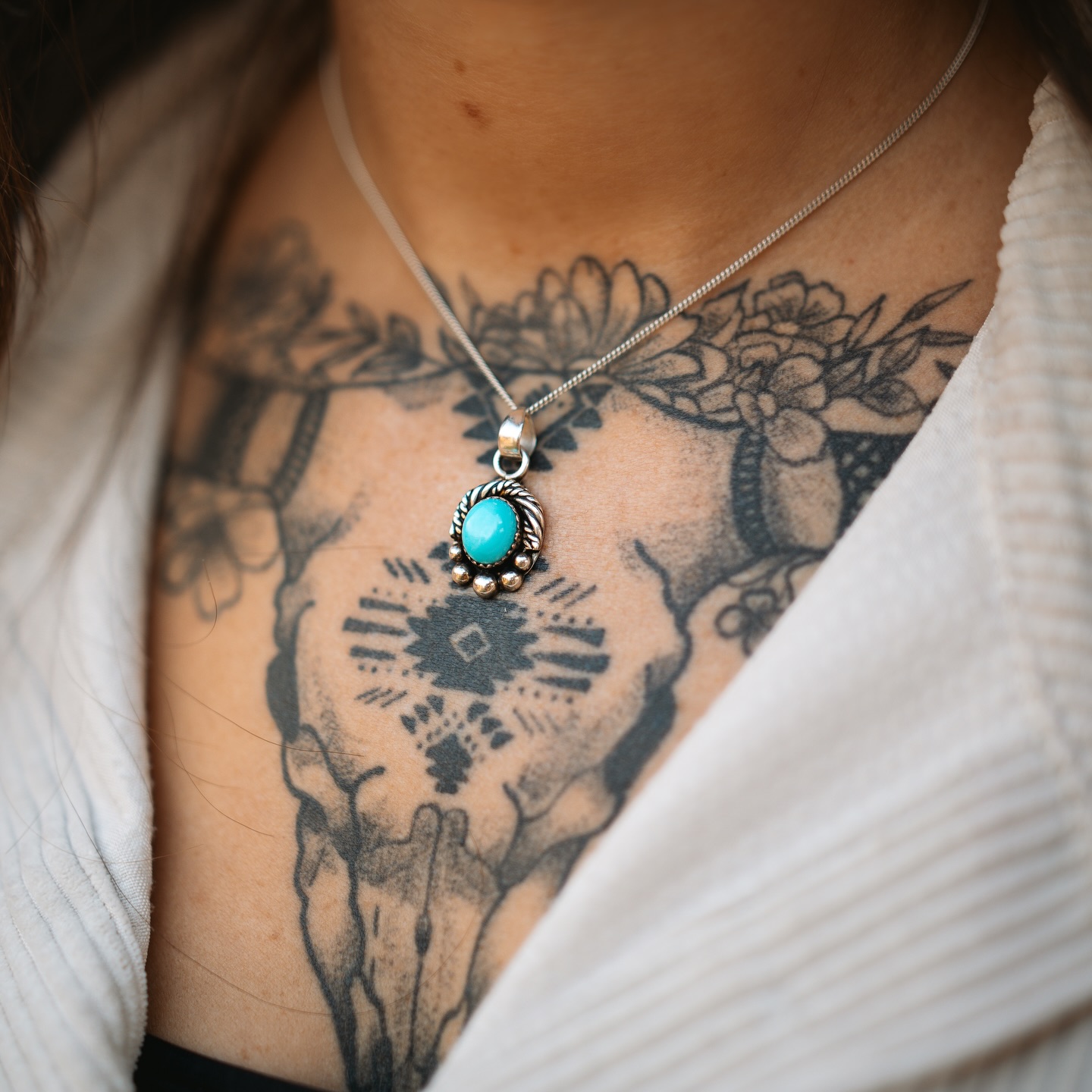 J’utilise souvent le terme de « petit talisman » pour parler de vos bijoux 🪶
Peut-être parce que certains ne se choisissent pas tout à fait. Ils arrivent à nous à un moment précis, et prennent leur place naturellement.
Ce collier en turquoise, se pose au creux du cou comme une évidence.
Il attire la lumière, mais surtout quelque chose de plus intérieur.
Une sensation discrète, presque instinctive ✨
Chez Sonora, on aime les bijoux qui ont cette présence-là : des pièces délicates, mais habitées.
Des bijoux que l’on porte pour ce qu’ils dégagent, autant que pour leur beauté.
Retrouvez toutes les vertues des pierres sélectionnées pour les bijoux Sonora sur le site, mais sachez qu’il n’y a jamais de hasard : si une pierre vous appelle c’est qu’elle est faite pour vous à cet instant précis 🫶
#collierargent #turquoiseaddict #bijouxcréateur
