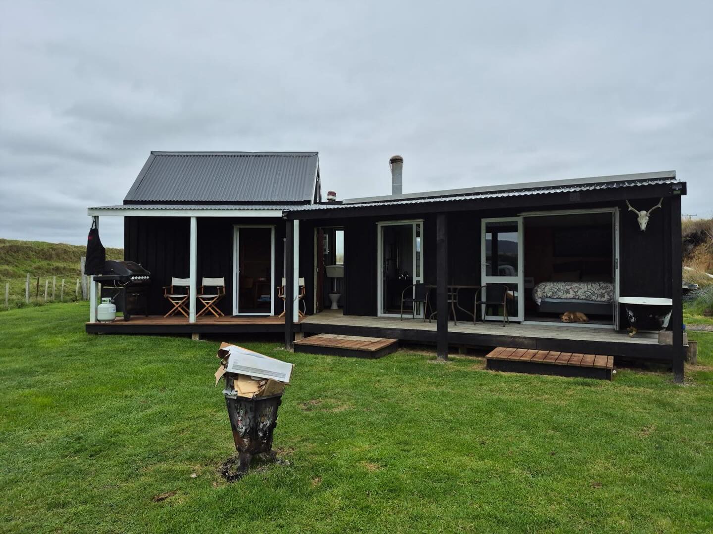 This little sweet treat is available for a getaway, opposite #gemstonebeach in #orepuki. Sing out if you’re keen for a break in your Monday to Sunday x
