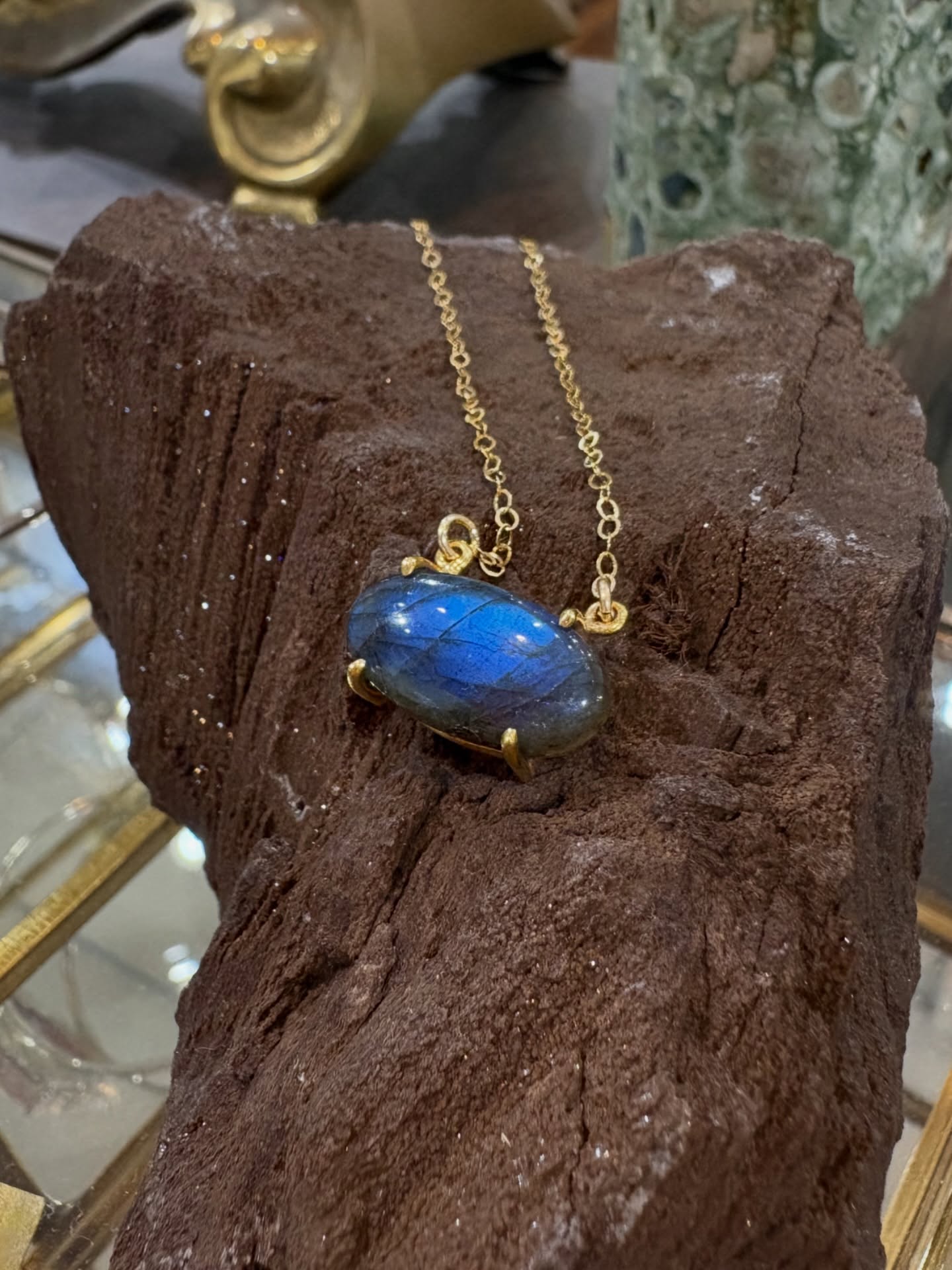 Labradorite doing what it does best, flashy flashy! 💙
#goldenmoongallery #handmadejewelry #labradorite #natural