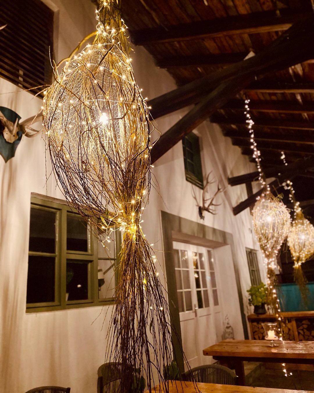 Die Deko für unsere Punschbar haben wir dieses Jahr aus Weide geflochten, hausgemachter Punsch schmeckt ab sofort! #weihnachten #punschstandl #landgasthaus #bayrischeküche #weihnachtsdeko #einfachgut #weihnachtsfeier