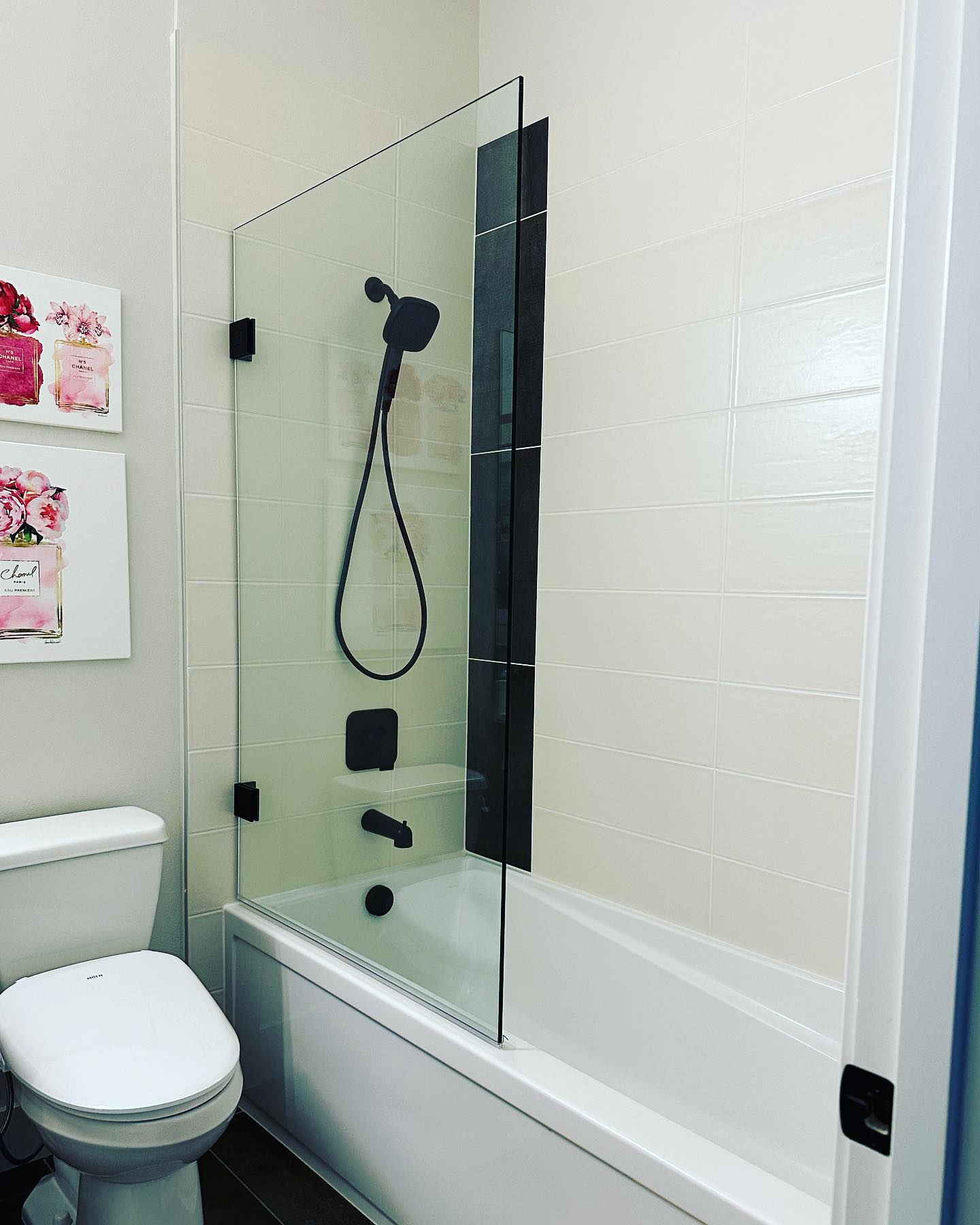 A beautiful pair of tub shower doors installed in a new Redmond townhome! #Palermo series hinges from @crlaurence, finished in Matte Black. Our customer opted for no additional hardware to optimize the fresh, sleek look of frameless shower glass.
Like all of our beautiful shower projects, these doors are factory-coated with @enduroshield for years of easy maintenance.
Glass fabricated by Tacoma Glass Manufacturing. #showerglass #showerdoor #showerdoordesign #tubshower #crl #crlaurence #enduroshield #enduroshieldglassprotection #matteblack #matteblackshower #redmond #redmondwa #redmondwashington