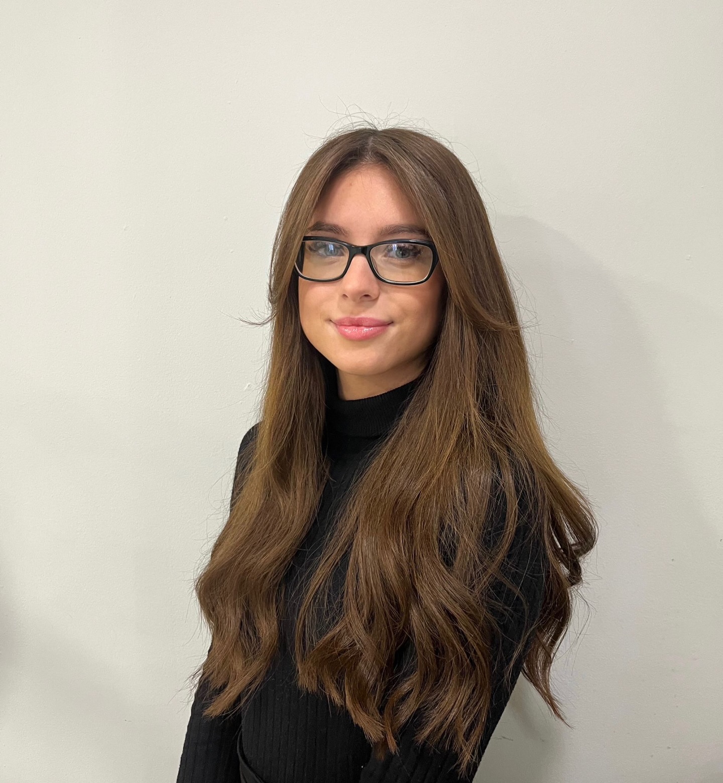 Ellie - Creative Stylist
Ellie joined us in 2021, already having 5 years salon experience following her weekend/Saturday job.
Ellie has recently completed her NVQ in hairdressing. Ellie loves all aspects of hairdressing as soon become our salon blow dry queen!
Ellie is also one of our Hair Extension specialists.
Ellie works :-
Tuesday 11-8
Wednesday 9-6
Thursday 9-6
Friday 9-6
Saturday 9-5
Book now via the link in our bio 🤍
#salon167davidlloyd #salon167hair